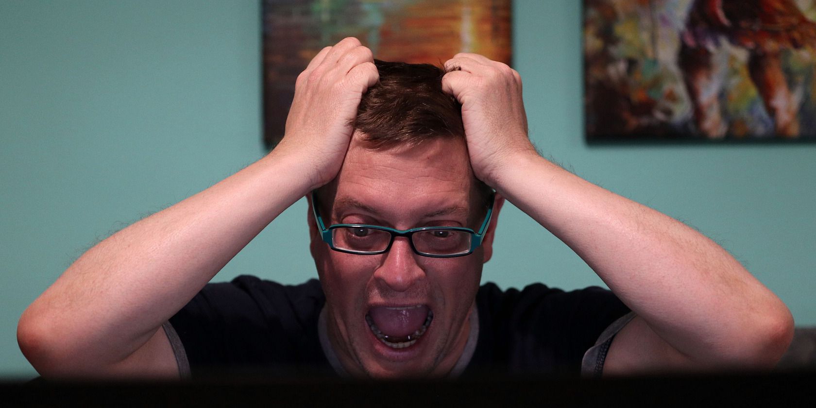 /sv/images/man-looking-horrified-at-a-computer-screen.jpg