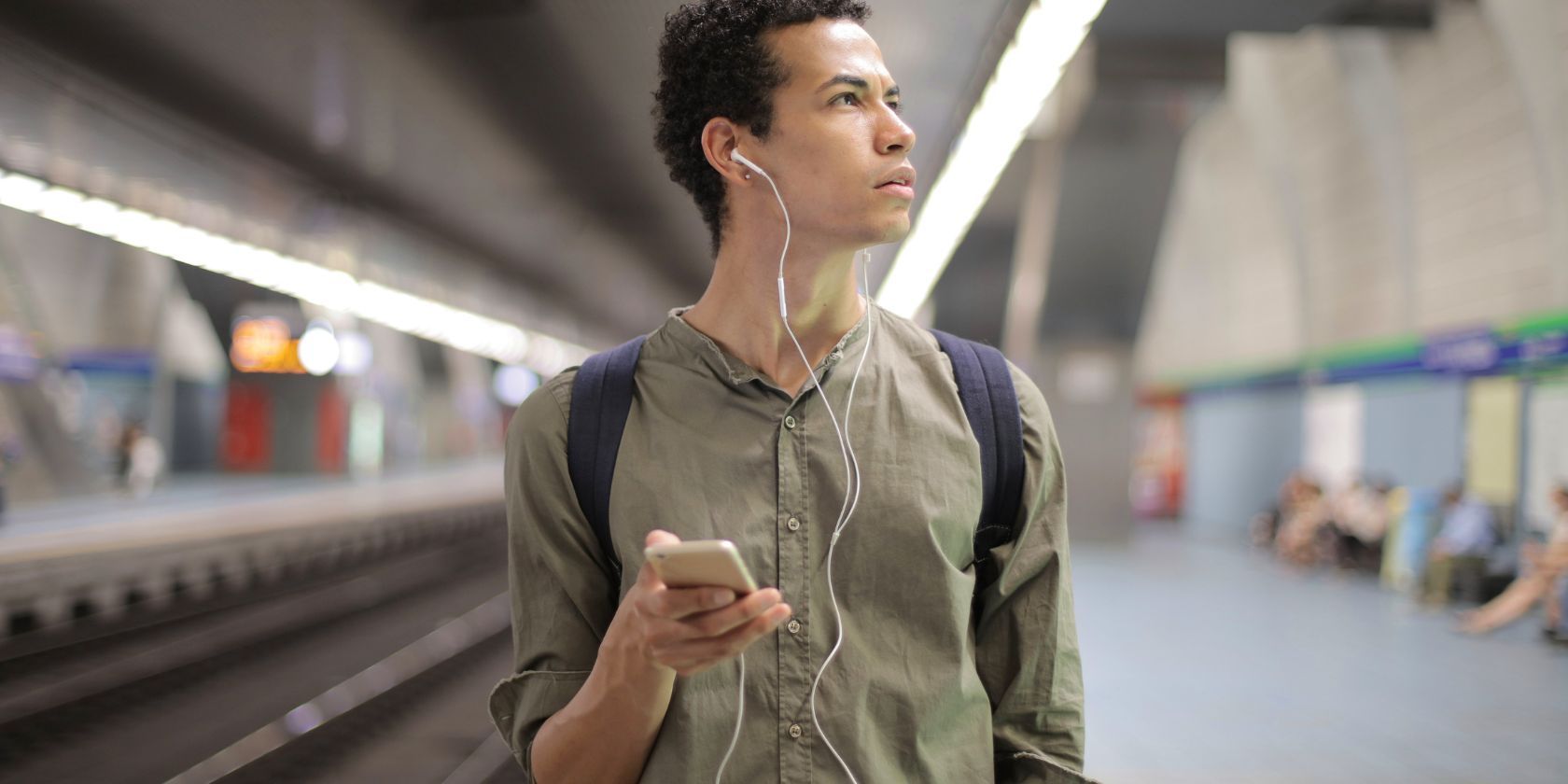/sv/images/man-phone-subway.jpg