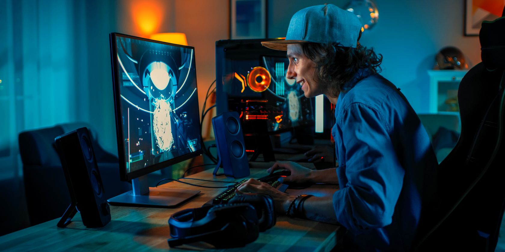 /sv/images/man-playing-on-a-gaming-pc.jpg