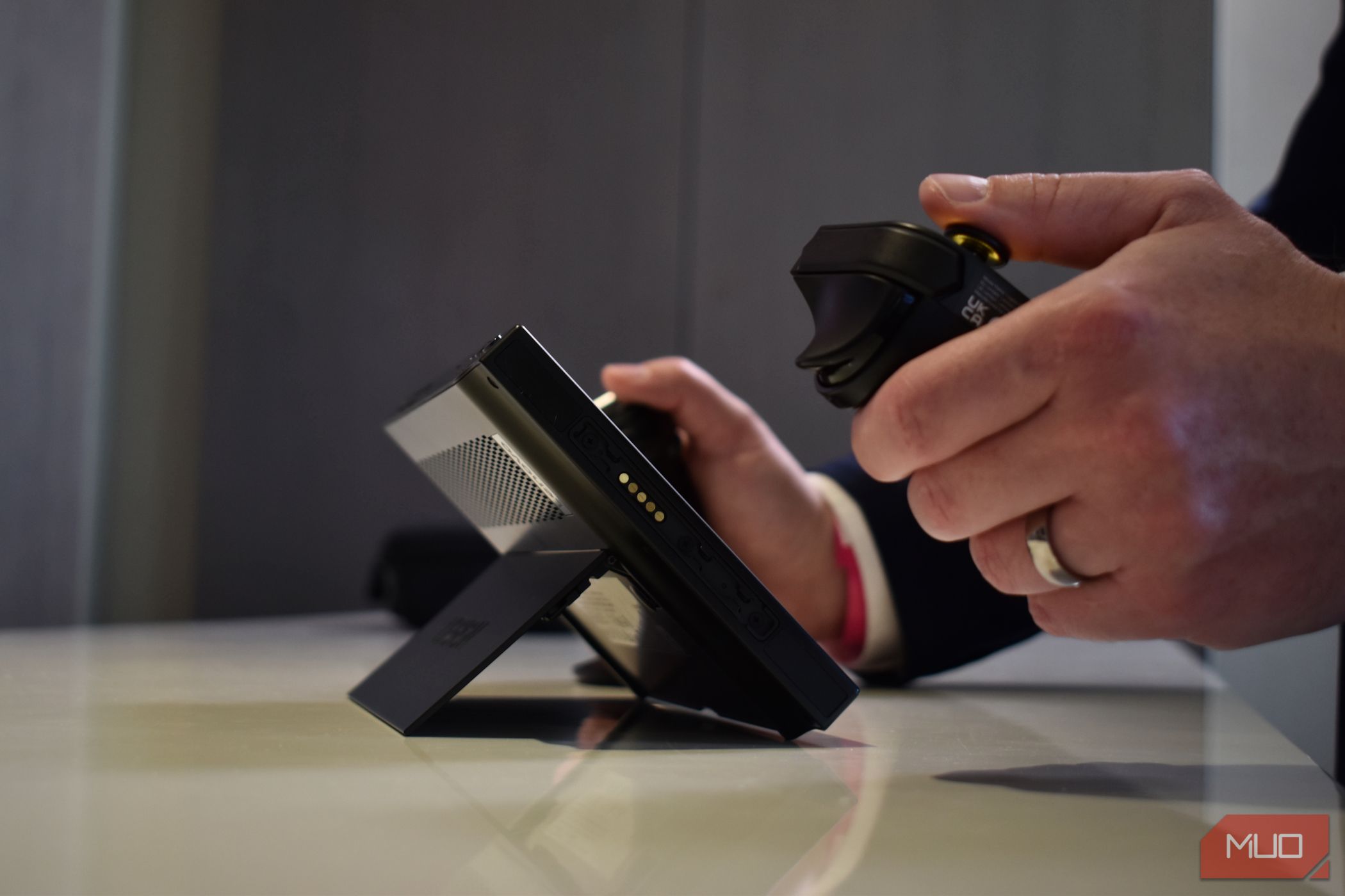 /sv/images/man-using-lenovo-legion-go-fps-mode-at-ifa-2023.jpg