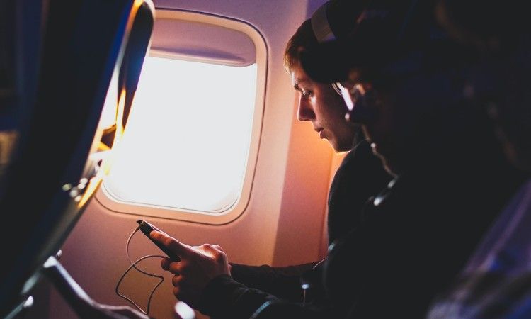 /sv/images/man-using-phone-in-flight.jpg