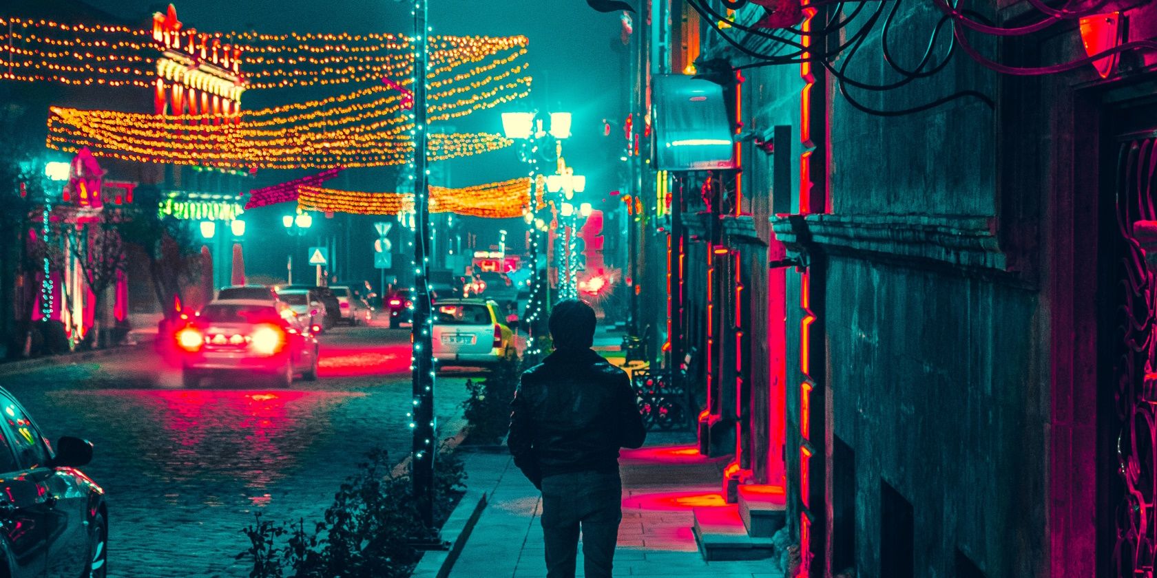 /sv/images/man-walking-along-a-sidewalk-during-nighttime.jpg