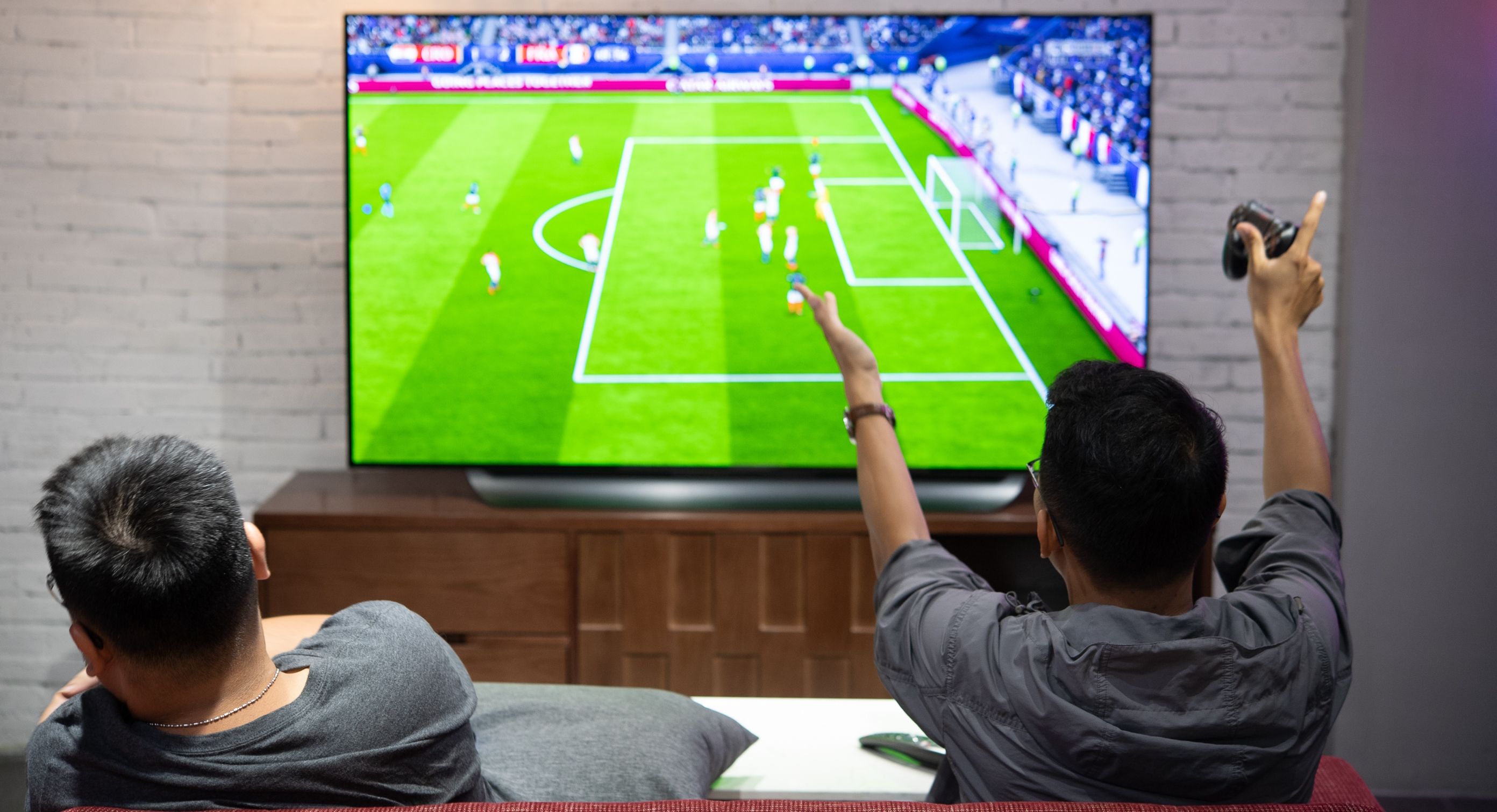 /sv/images/men-watching-football-on-an-lg-oled-tv.jpg