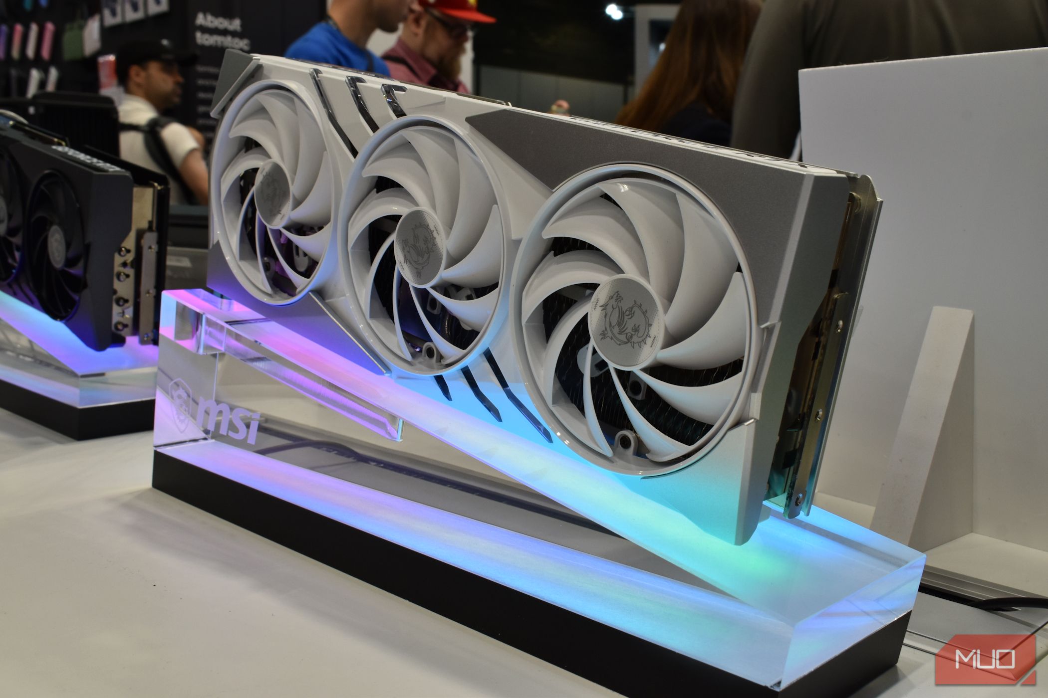 /sv/images/msi-4070-slimline-gpu-on-msi-stand.jpg