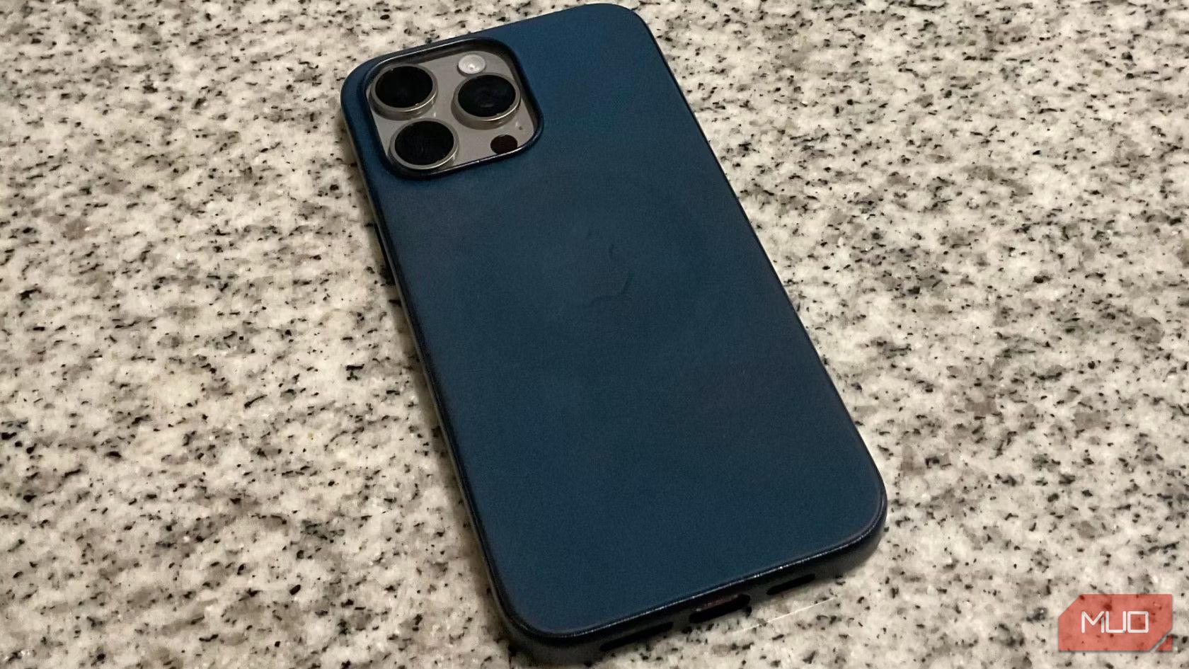 /sv/images/muo-iphone-15-pro-finewoven-on-table-1.jpg
