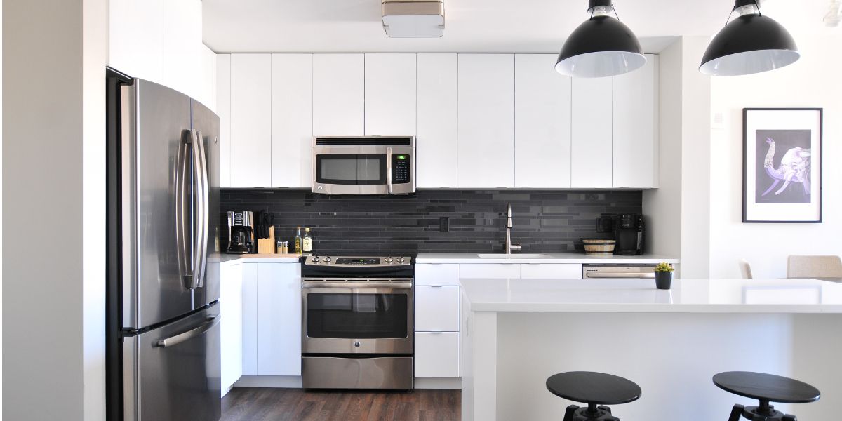 /sv/images/naomi-hebert-white-kitchen-black-stools-silver-appliances.jpg
