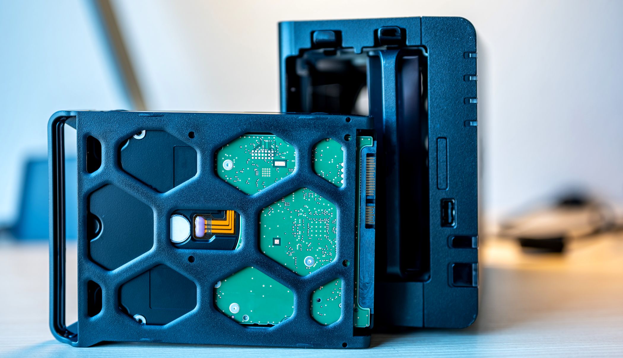 /sv/images/nas-drives-and-nas-storage-lying-on-table.jpg