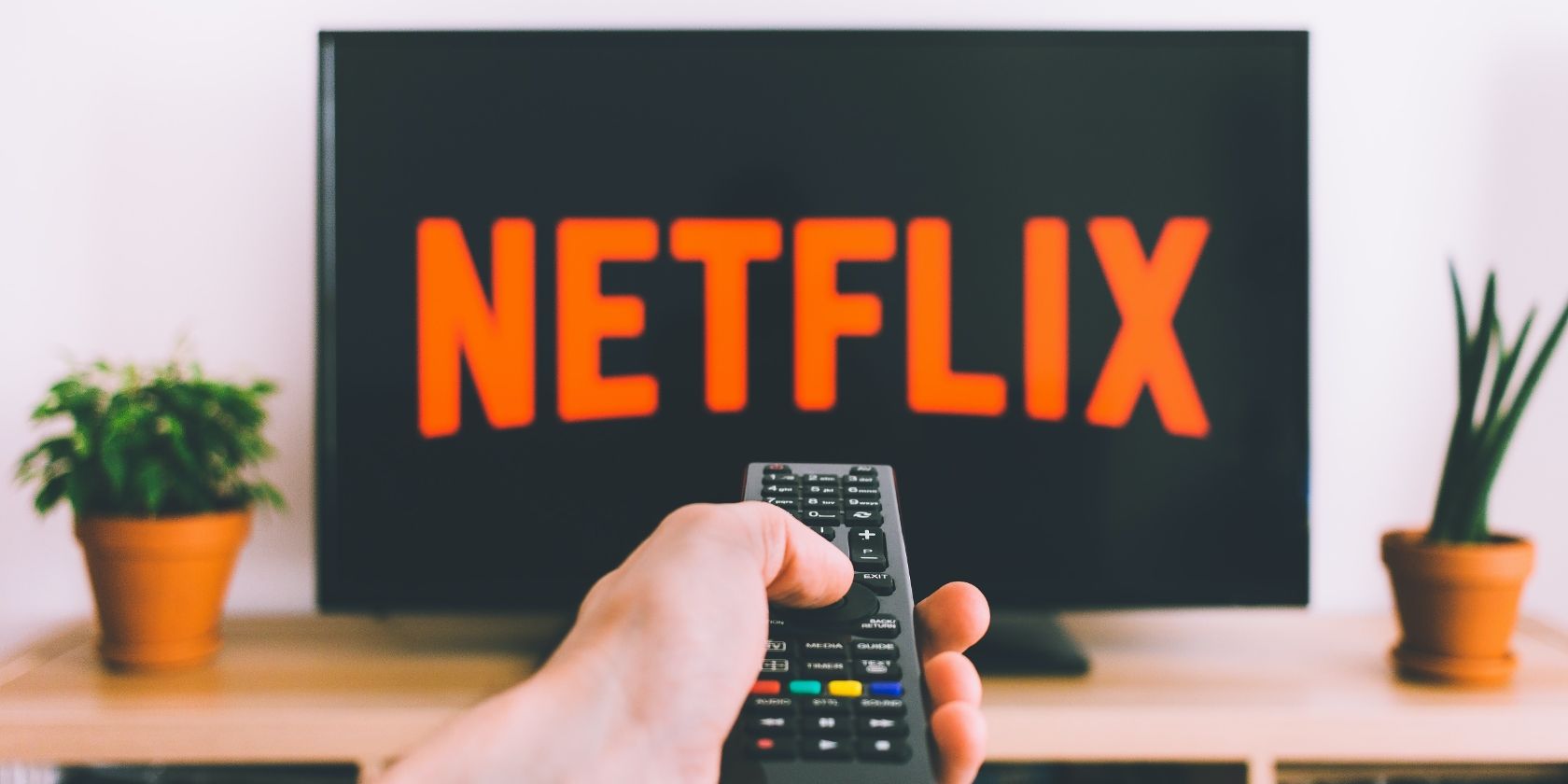 /sv/images/netflix-tv-hand-remote.jpg