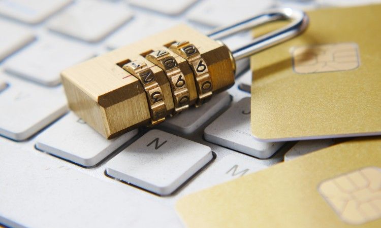 /sv/images/padlock-and-cards-on-laptop-keyboard.jpg