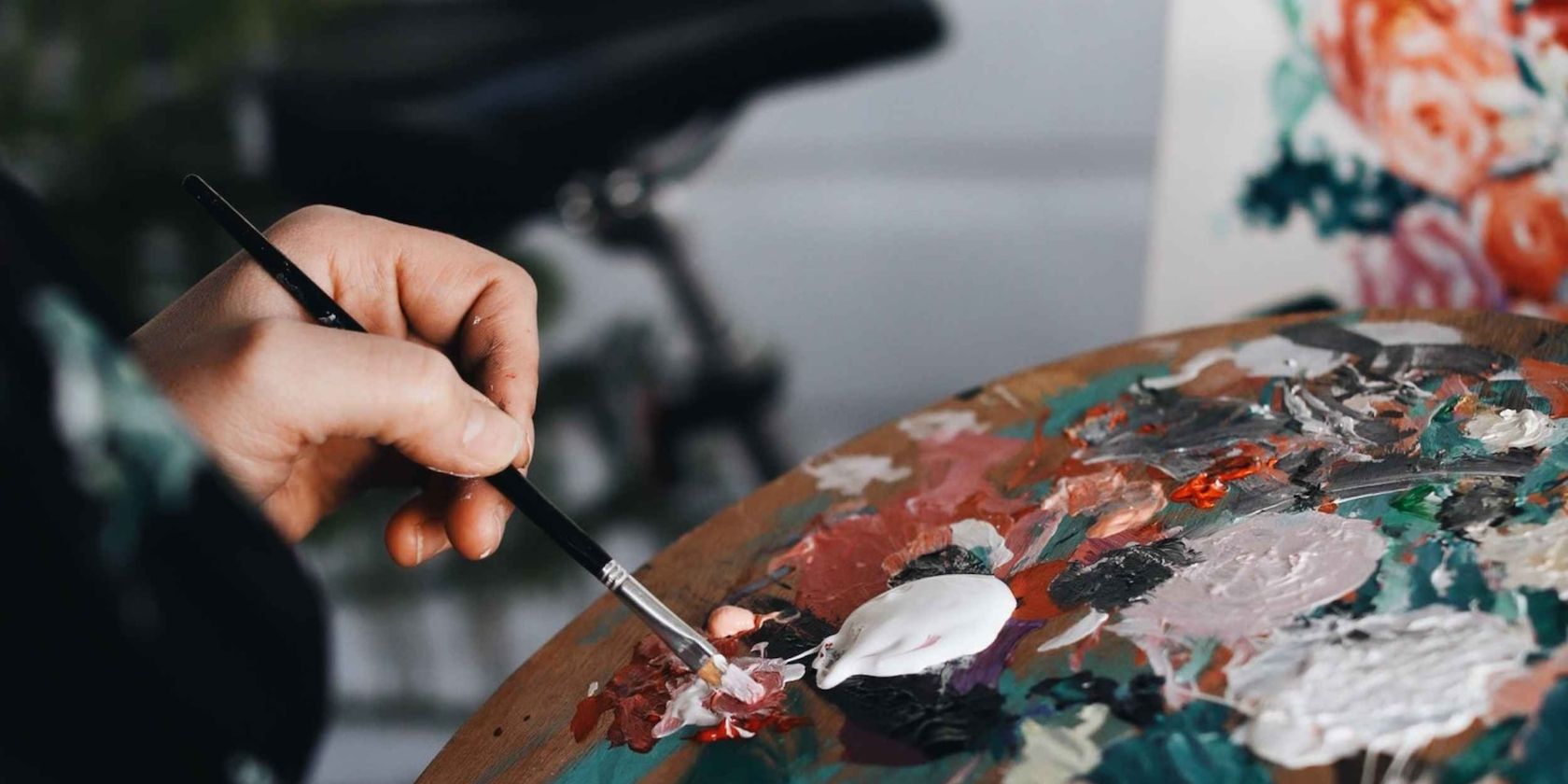 /sv/images/painter-using-palette-and-canvas.jpg