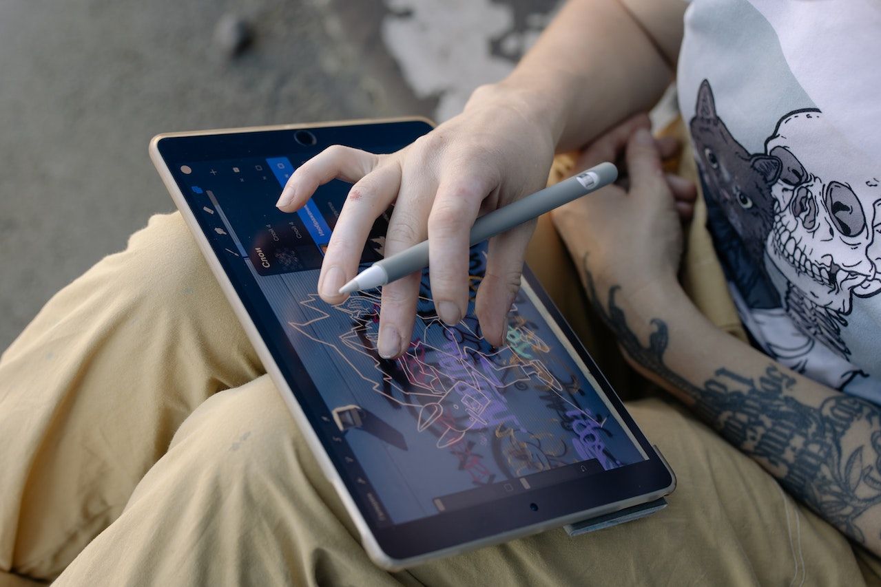/sv/images/person-drawing-on-an-ipad.jpg