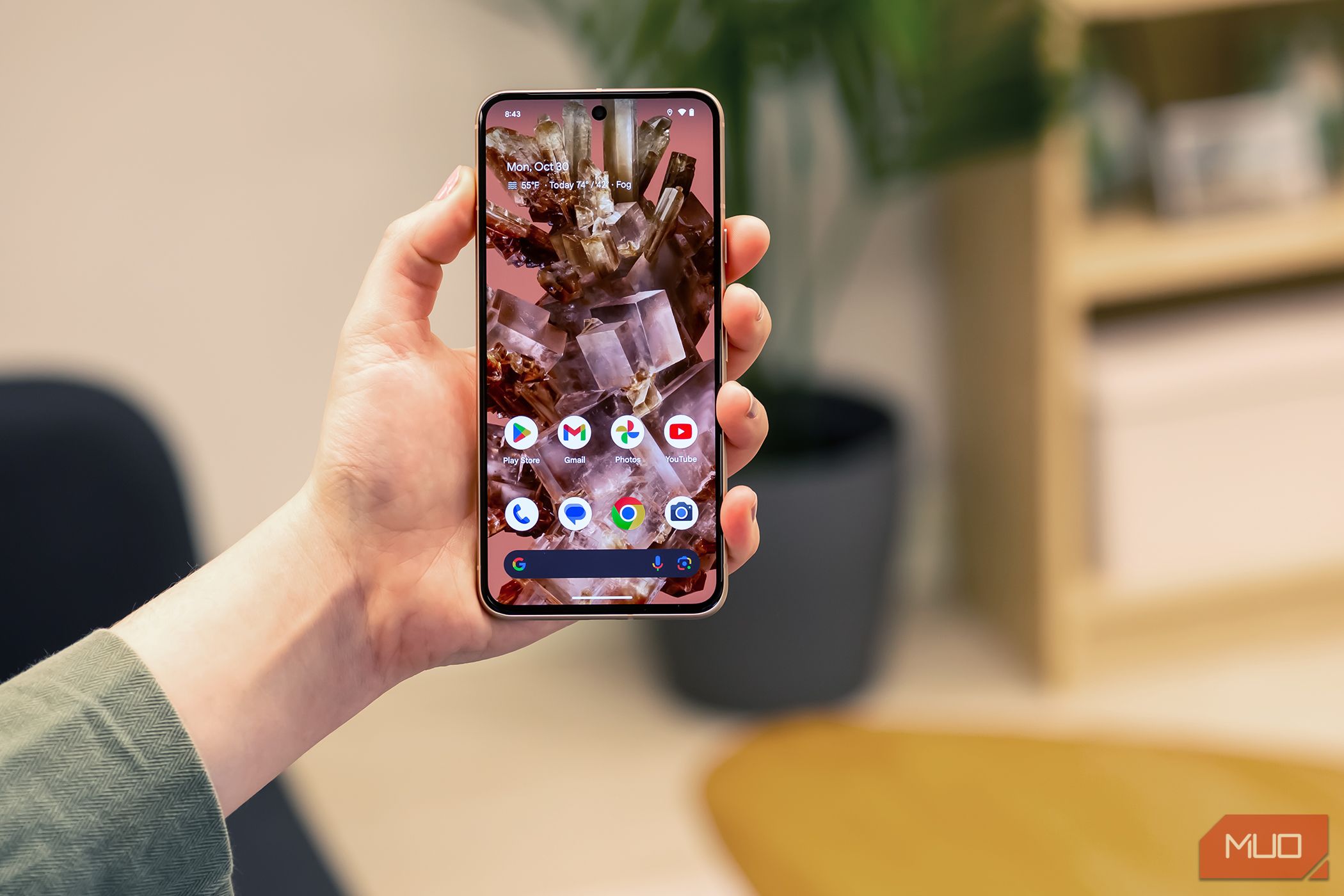 /sv/images/person-holding-a-google-pixel-8-on-the-home-screen_53306634507_o.jpg