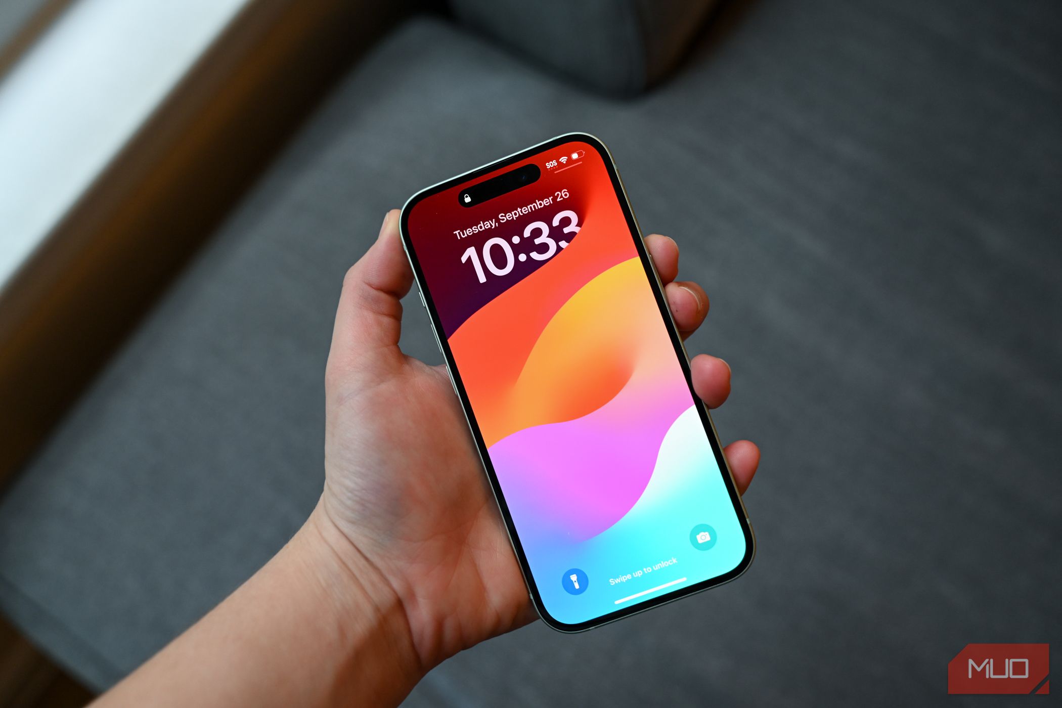 /sv/images/person-holding-an-iphone-15-on-the-lock-screenjpg_53216116114_o.jpg