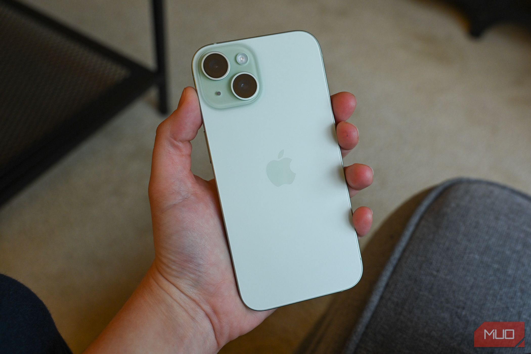 /sv/images/person-holding-an-iphone-15jpg_53216117174_o.jpg