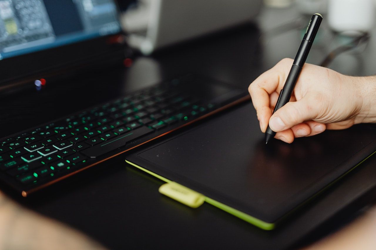 /sv/images/person-holding-black-stylus.jpg