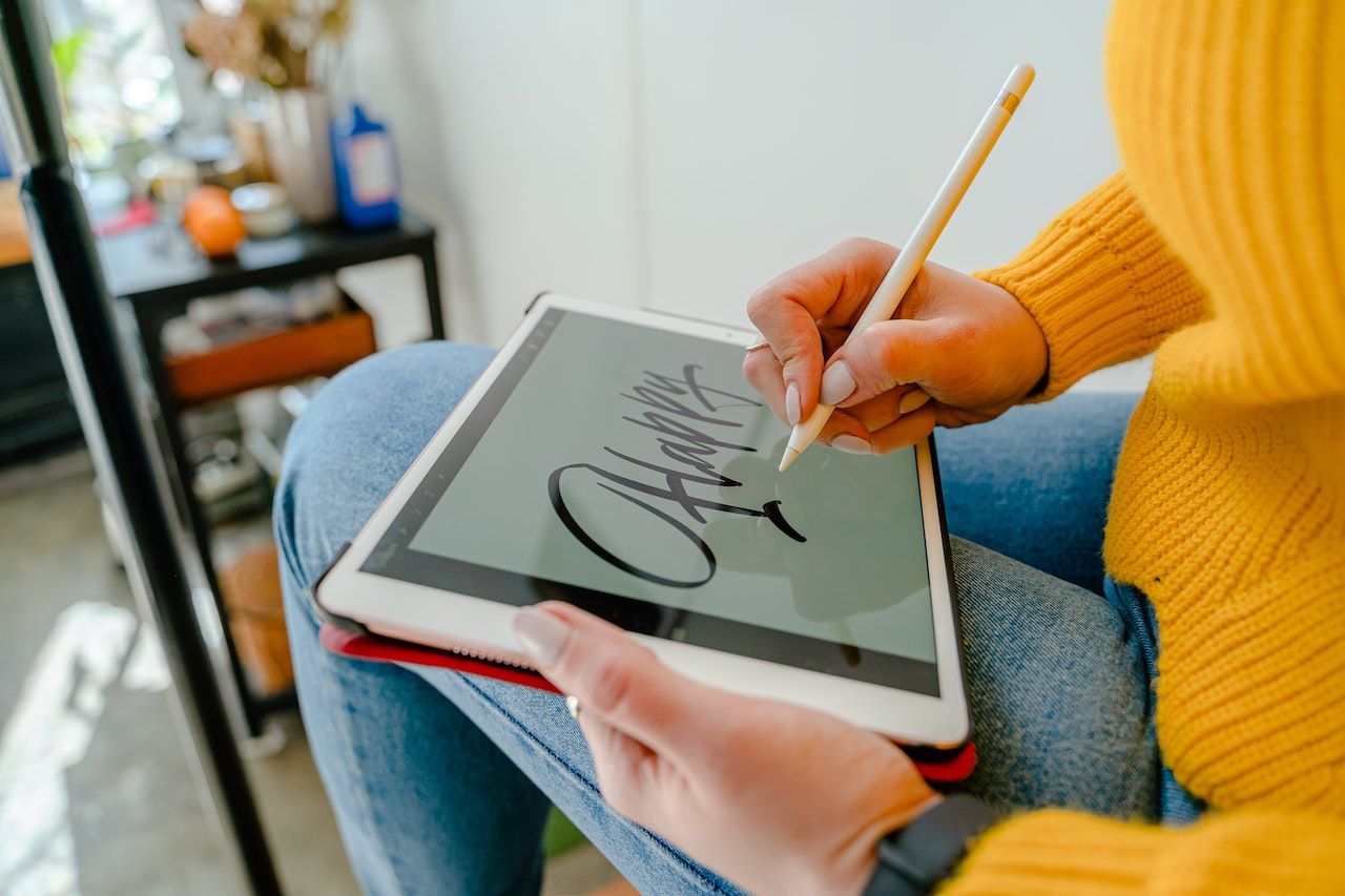 /sv/images/person-holding-ipad-and-apple-pencil.jpg