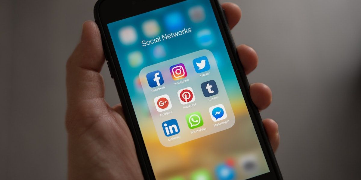 /sv/images/person-holding-iphone-showing-social-media-apps.jpg