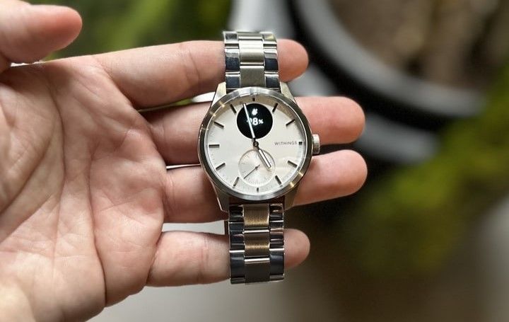 /sv/images/person-holding-the-withings-scanwatch-2-hybrid-smartwatch.jpg