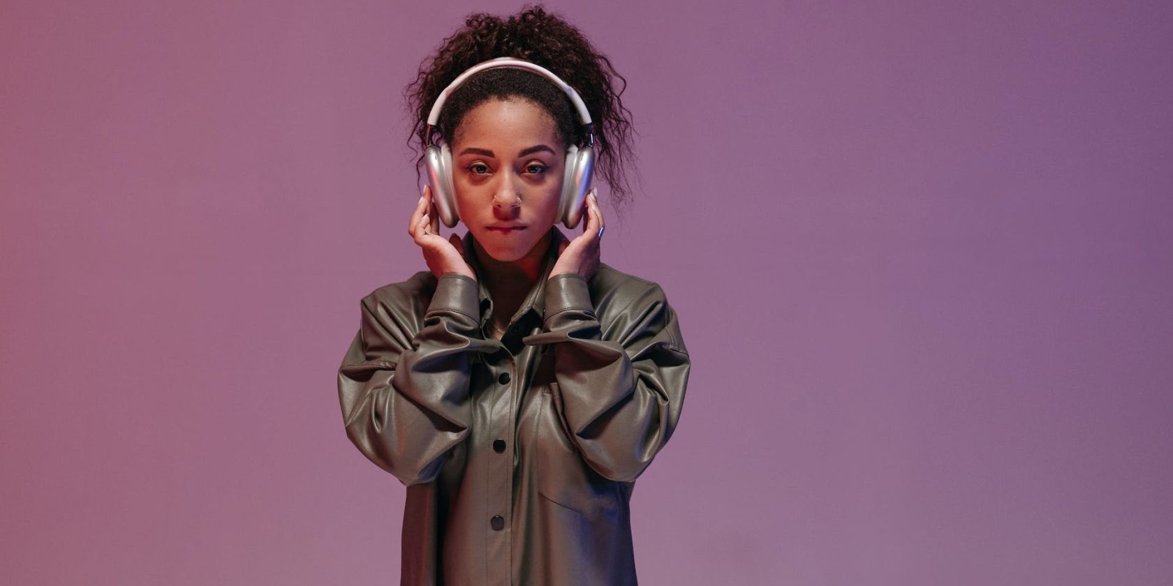 /sv/images/person-listening-to-airpods-max.jpg