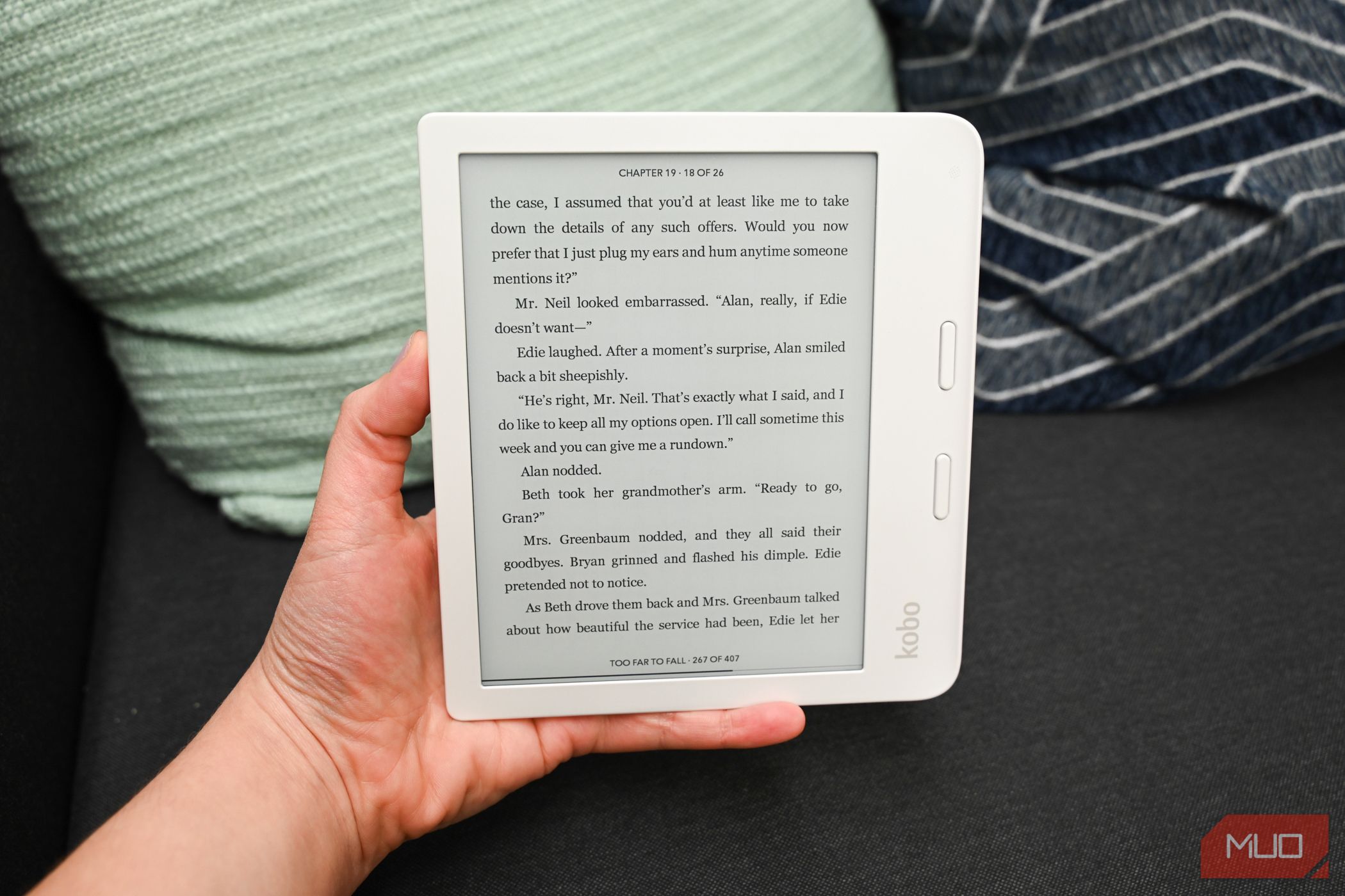 /sv/images/person-reading-on-the-kobo-libra-2-2jpg_53319172879_o.jpg