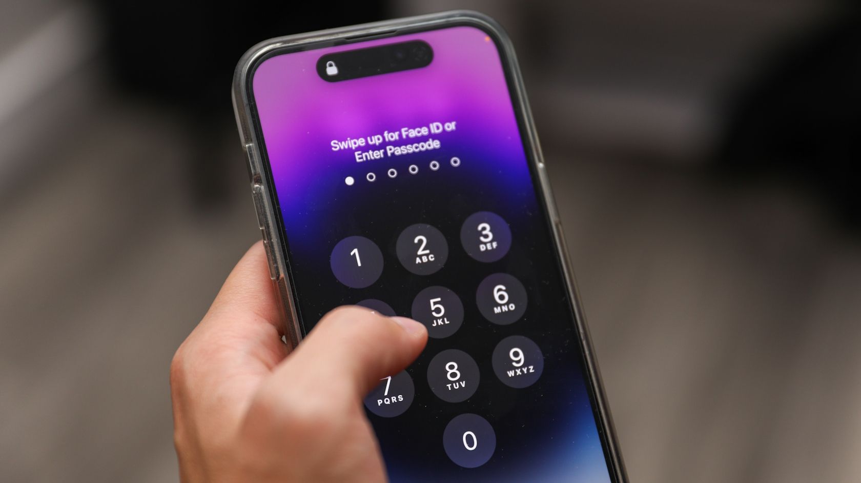 /sv/images/person-trying-to-unlock-an-iphone-14-pro.jpg