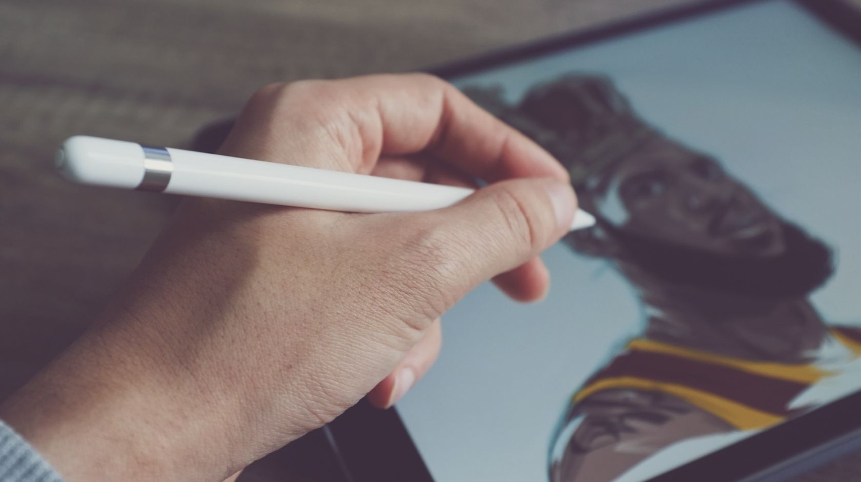 /sv/images/person-using-an-apple-pencil-on-their-ipad.jpg