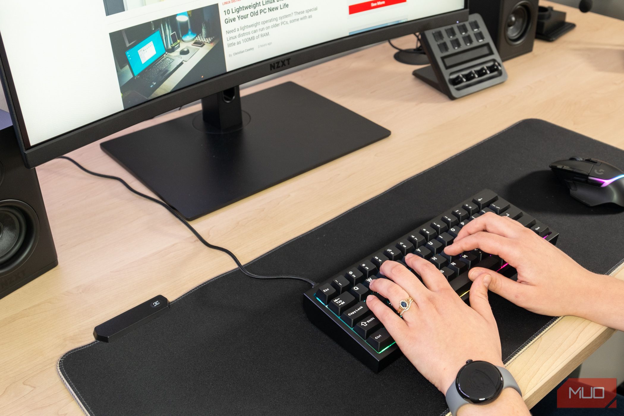 /sv/images/person-using-the-cyberpower-pc-ck60-gaming-keyboard-3jpg_53196291201_o.jpg