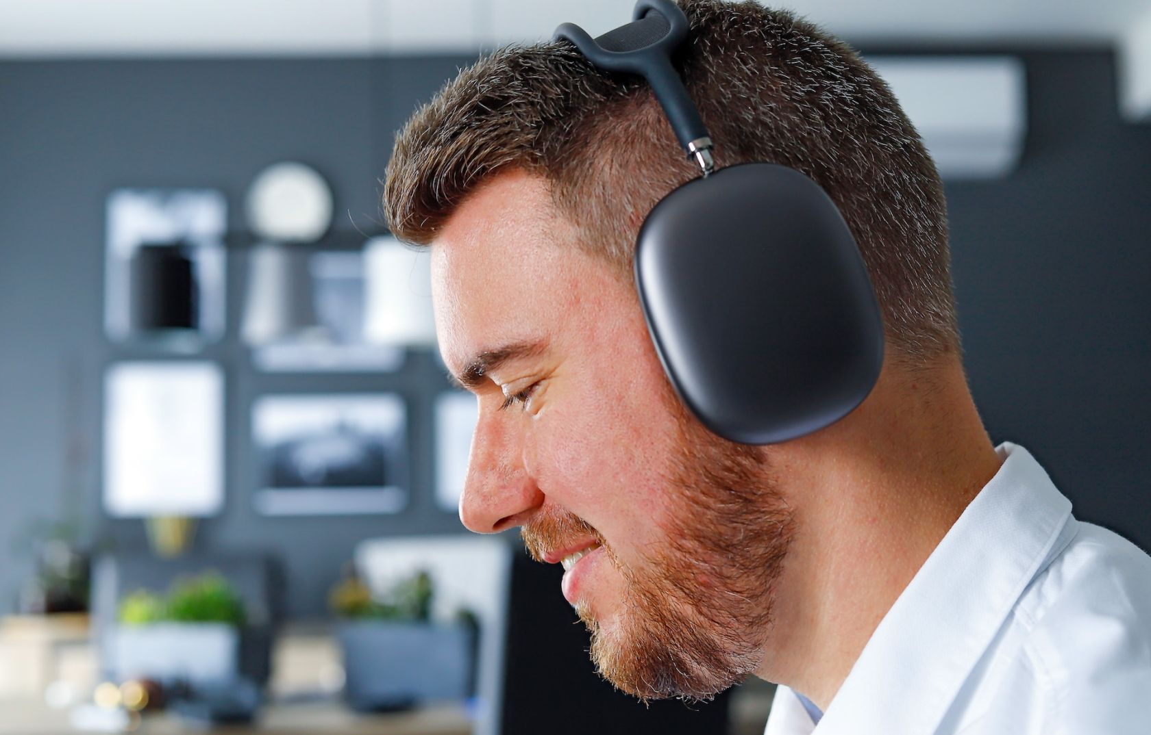 /sv/images/person-wearing-and-using-airpods-max.jpg