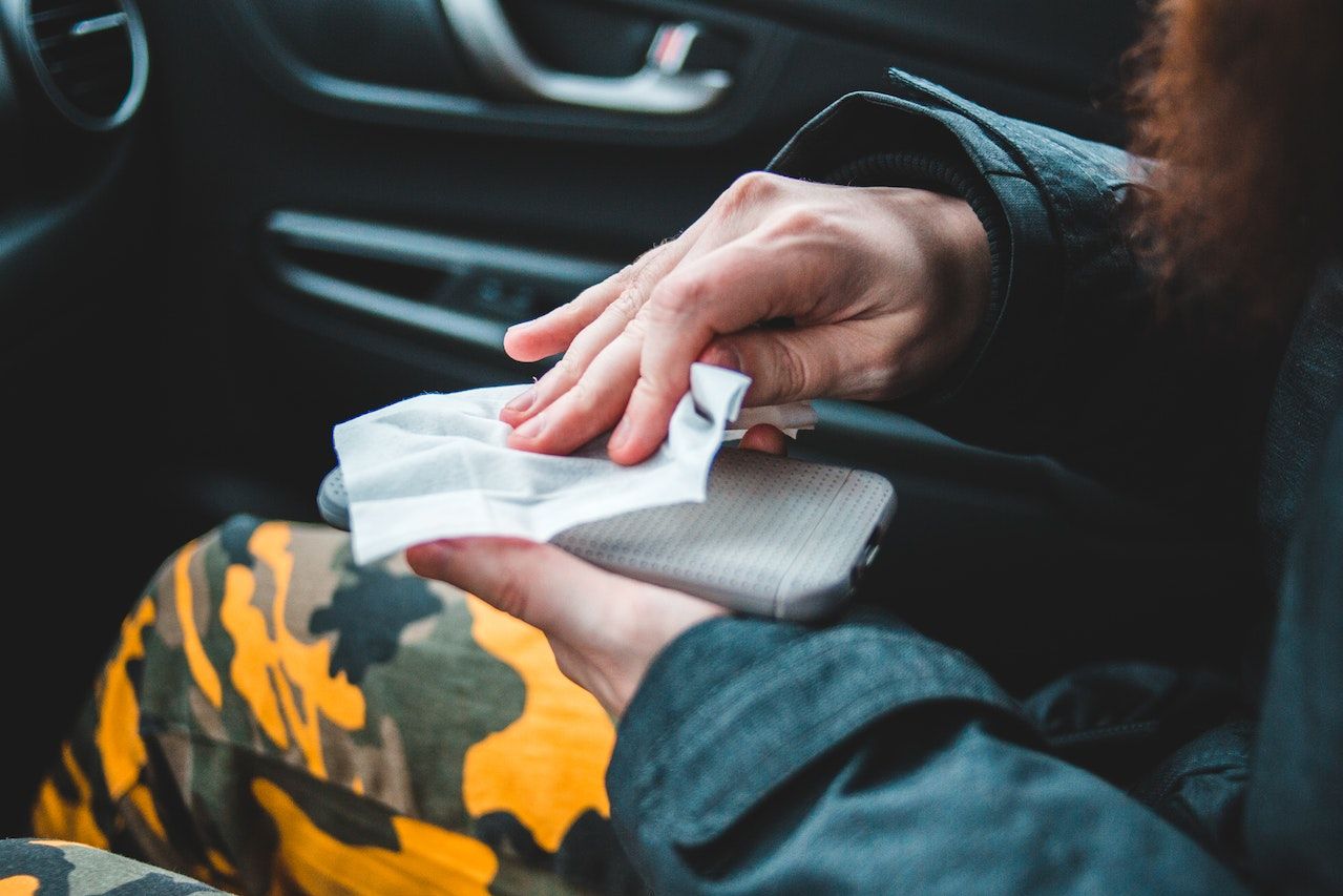 /sv/images/person-wiping-the-back-of-their-smartphone.jpg