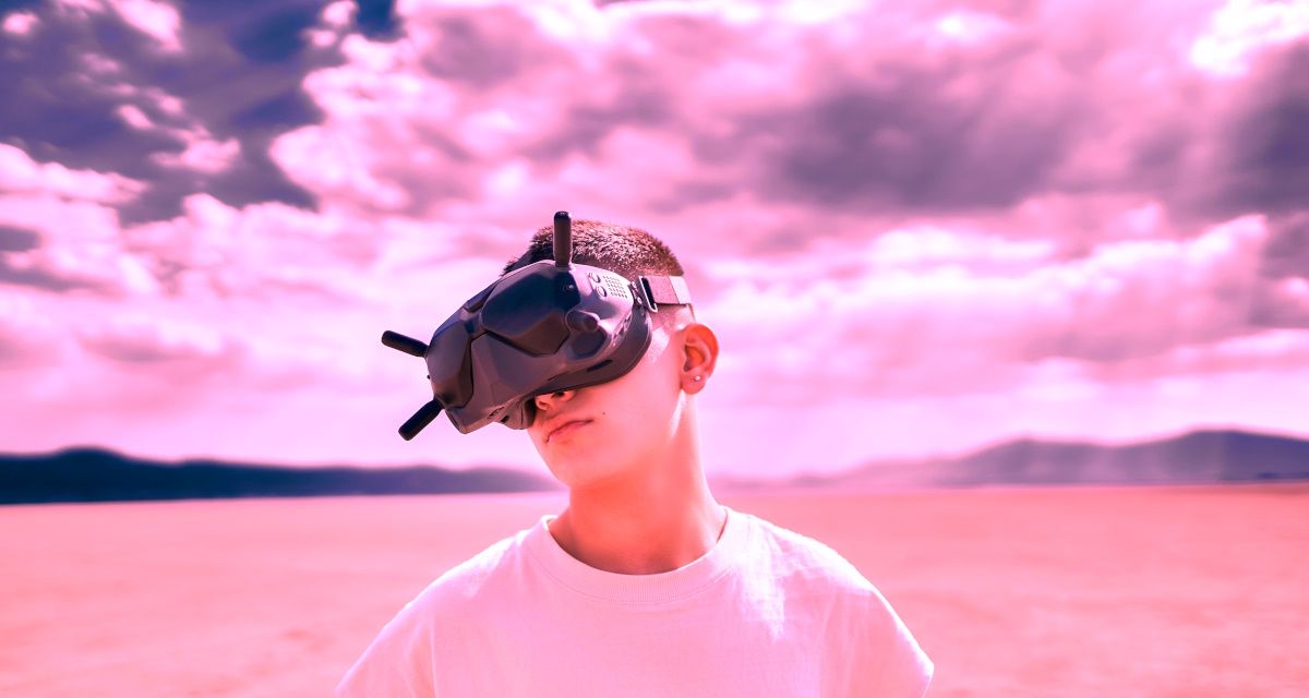 /sv/images/person-with-vr-set.jpg