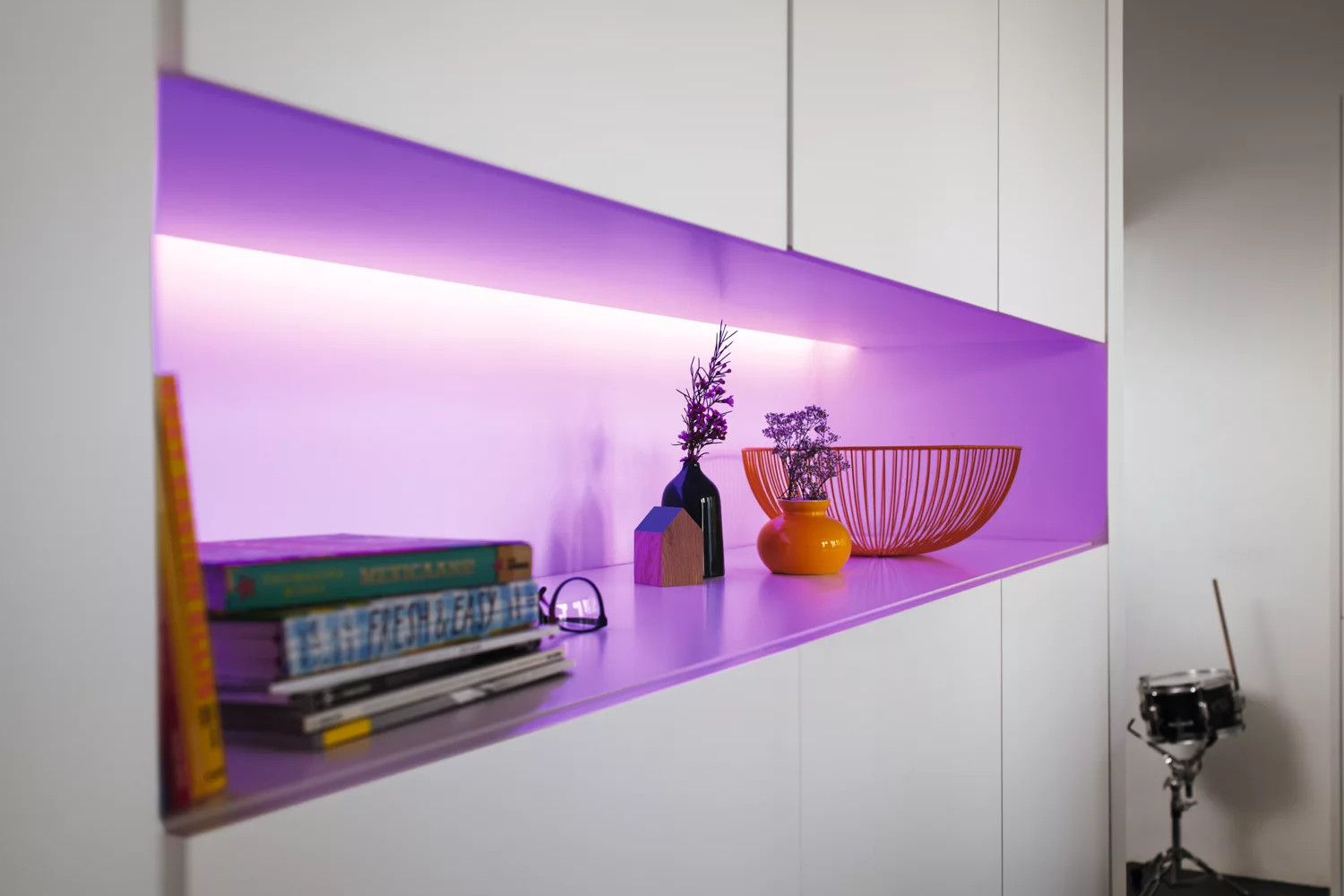 /sv/images/phillips-hue-lightstrip-plus-illuminates-a-cabinet.jpeg
