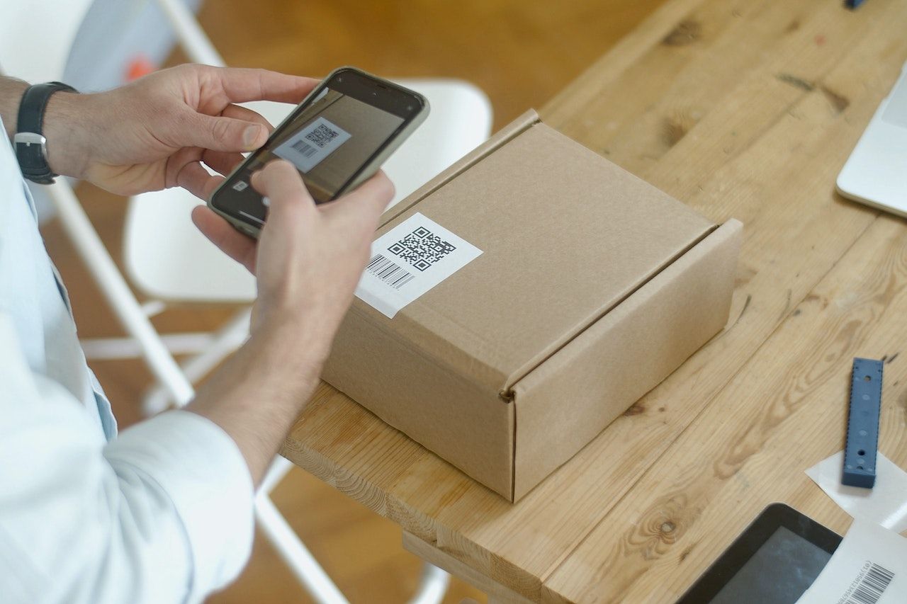 /sv/images/phone-scanning-qr-code-on-carton-box.jpg