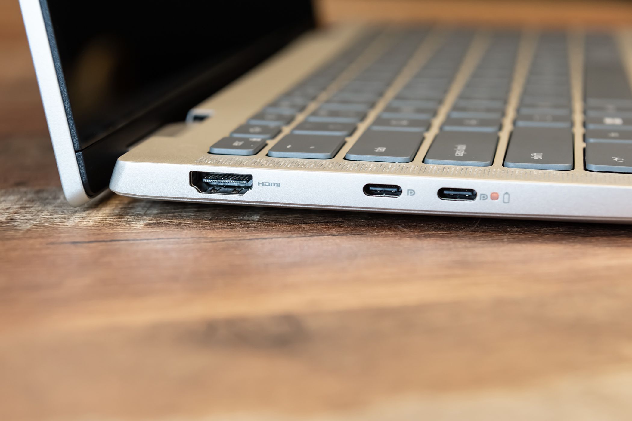 /sv/images/ports-on-the-side-of-the-dell-inspiron-14-2-in-1.jpg