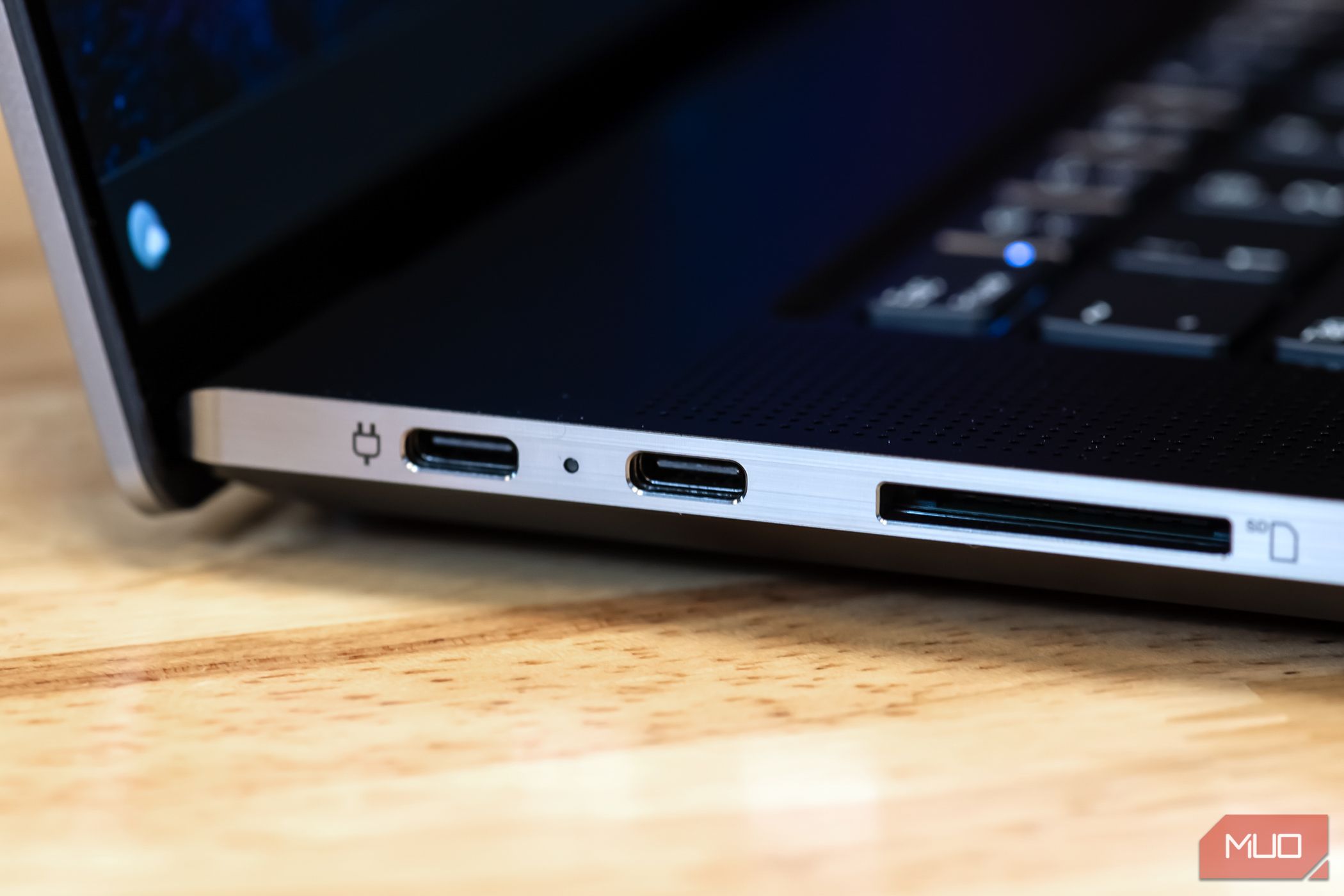 /sv/images/ports-on-the-side-of-the-lenovo-thinkpad-z16-gen-2-amd.jpg