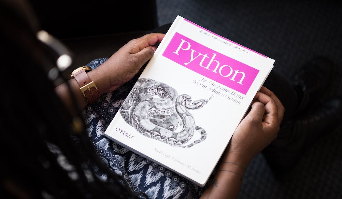 /sv/images/python-book-reading.jpg