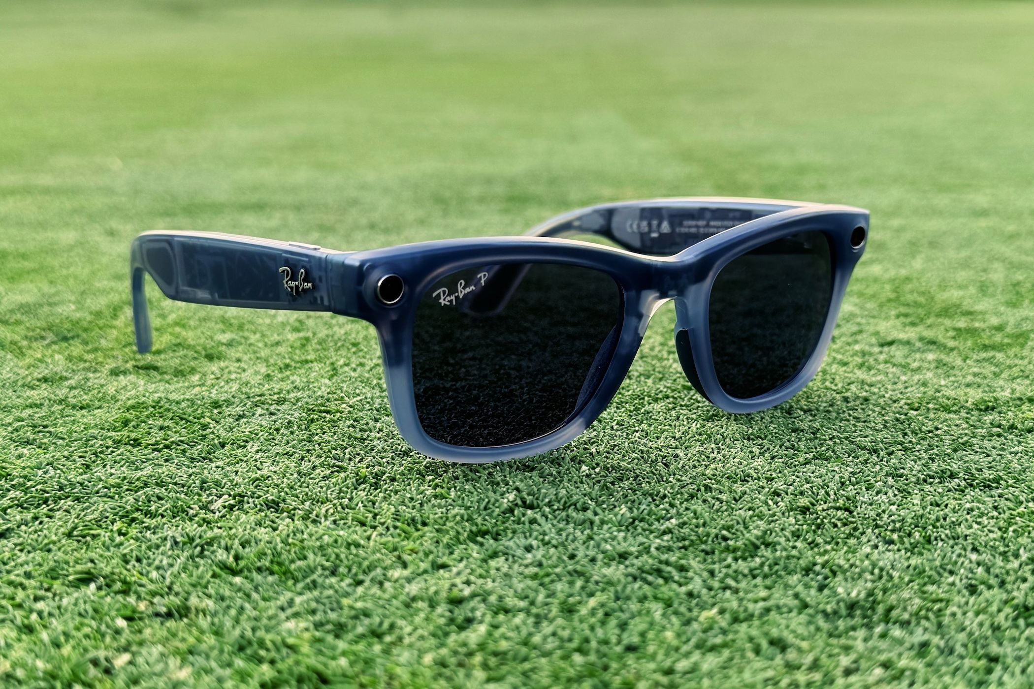 /sv/images/ray-ban-meta-smart-glasses-sitting-on-grass.jpg
