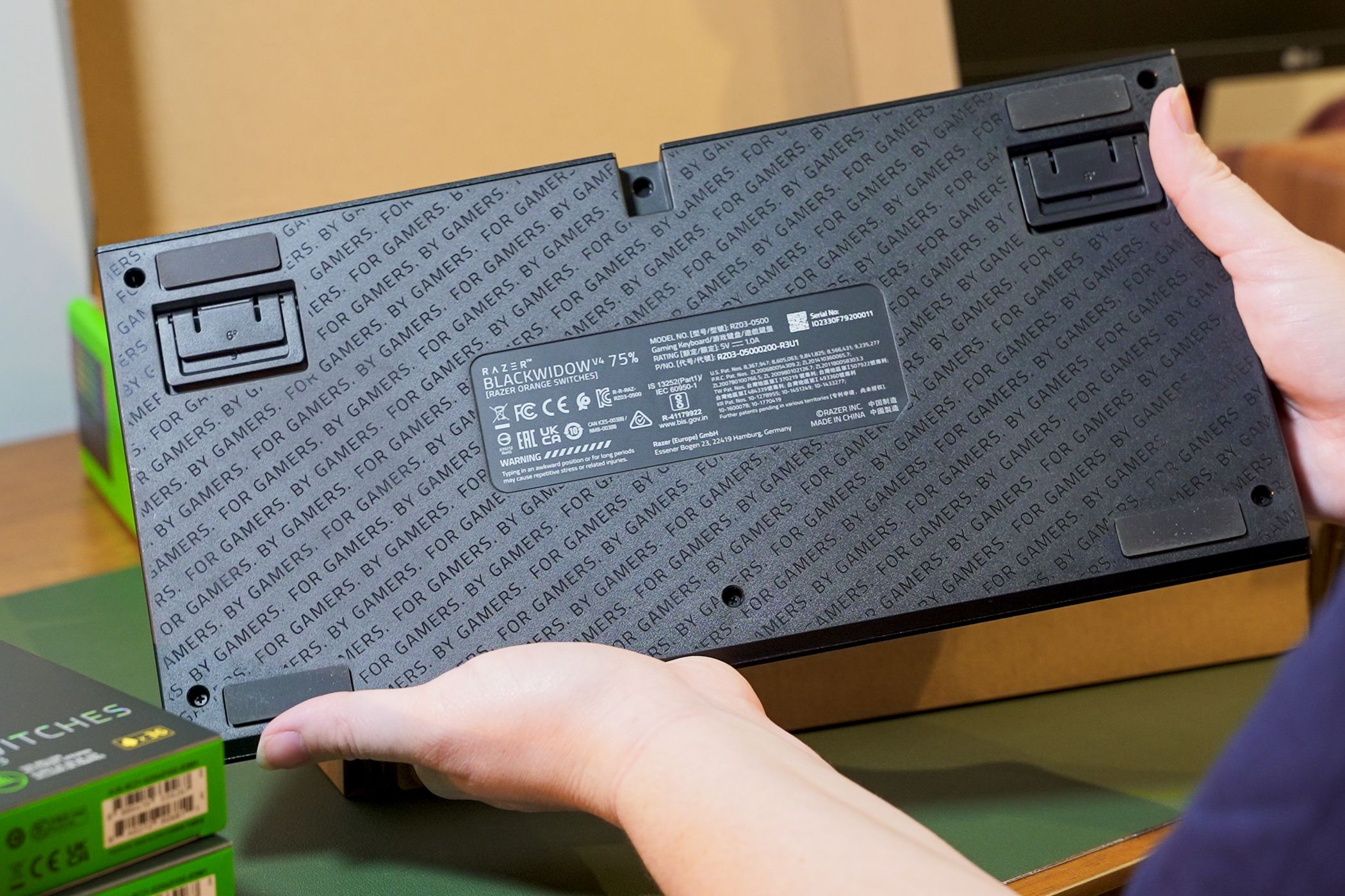 /sv/images/razer-blackwidow-75-back.jpg