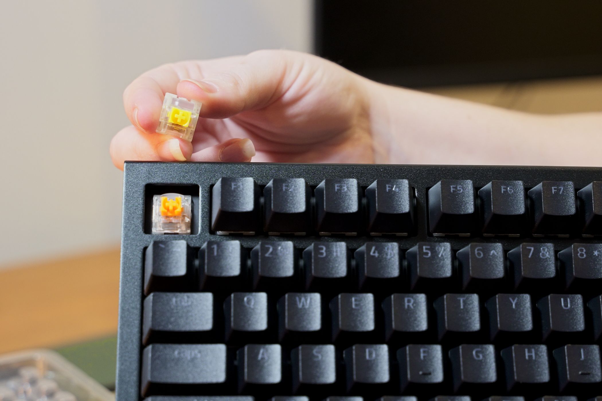 /sv/images/razer-blackwidow-75-orange-and-yellow-switches.jpg