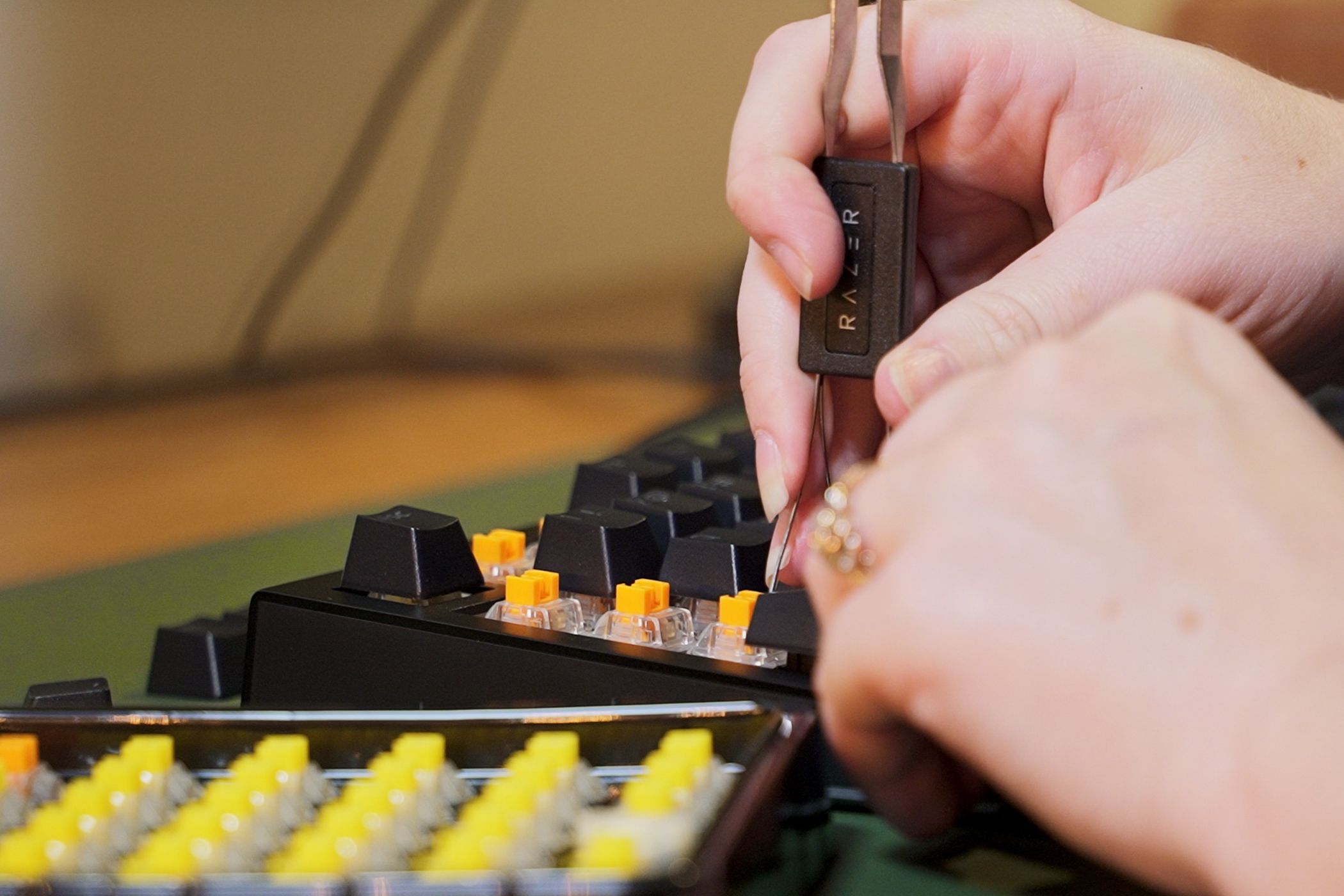 /sv/images/razer-blackwidow-75-removing-caps.jpg