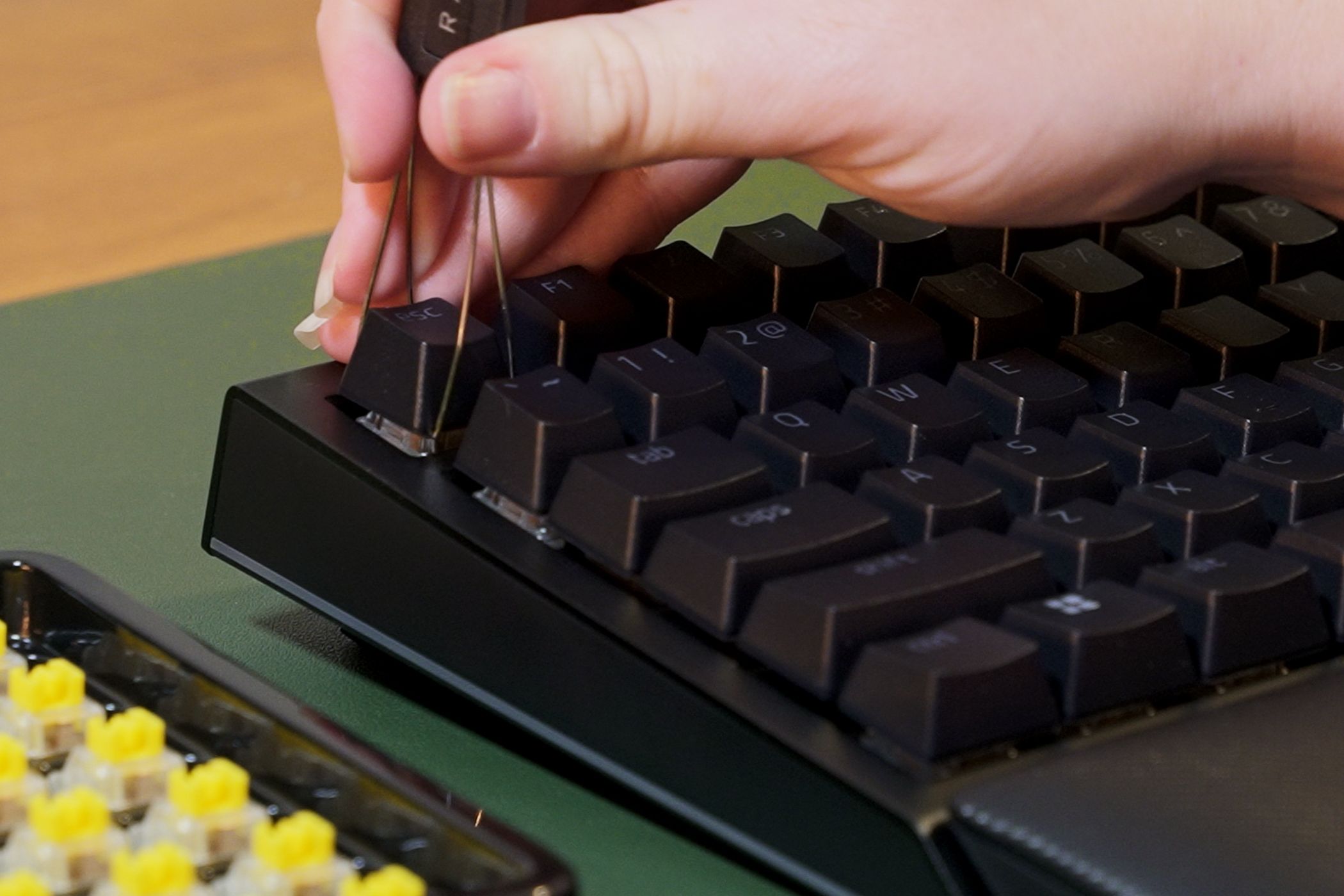 /sv/images/razer-blackwidow-75-removing-key-cap.jpg