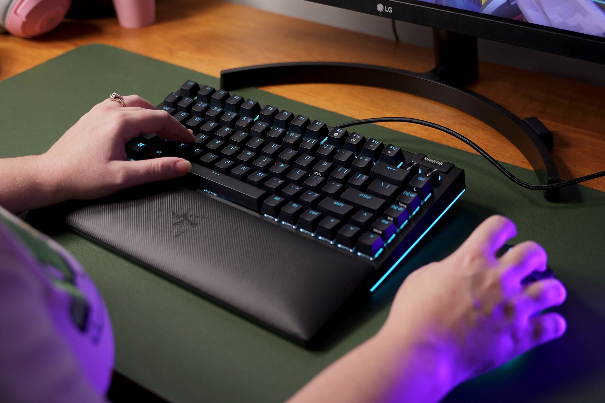 /sv/images/razer-blackwidow-75-right-side.jpg