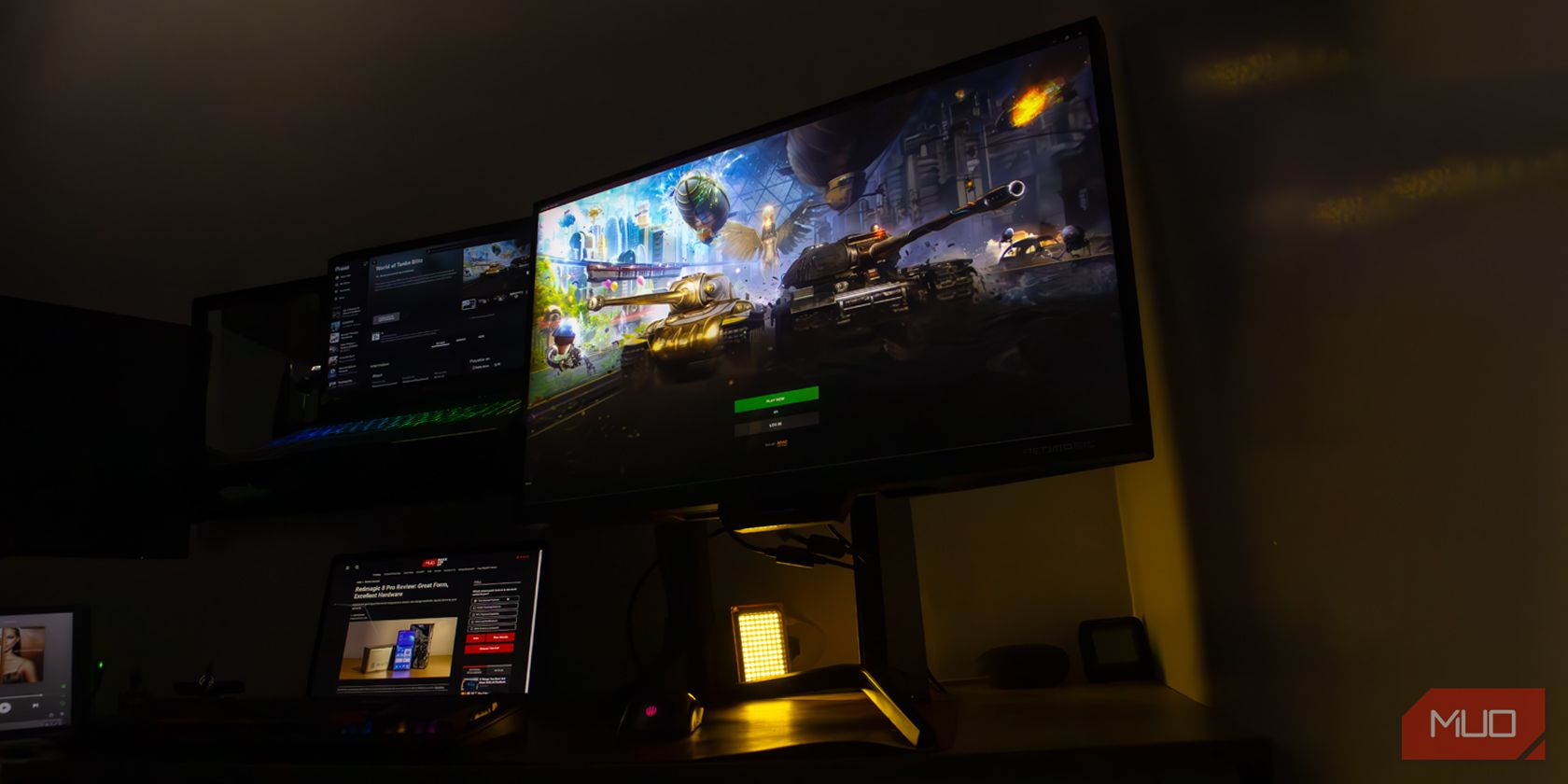 /sv/images/redmagic-4k-gaming-monitor-setup-with-two-laptops.jpg
