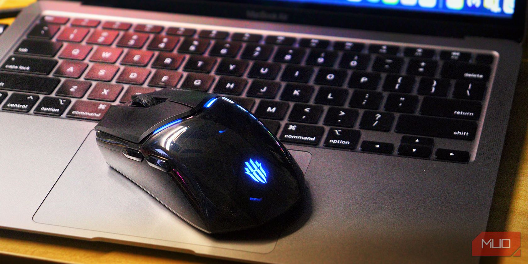/sv/images/redmagic-gaming-mouse-on-a-macbook-air.jpg