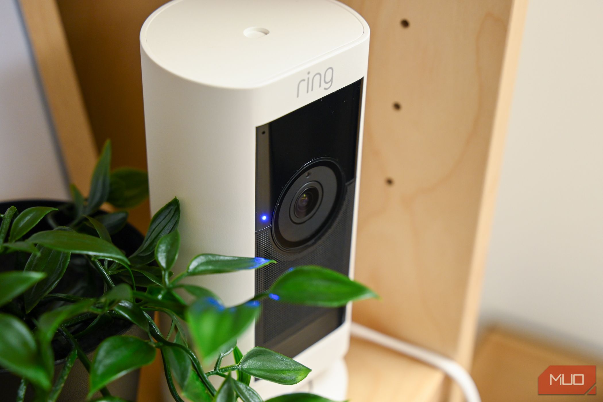 /sv/images/ring-stick-up-cam-pro-plants-1.jpg