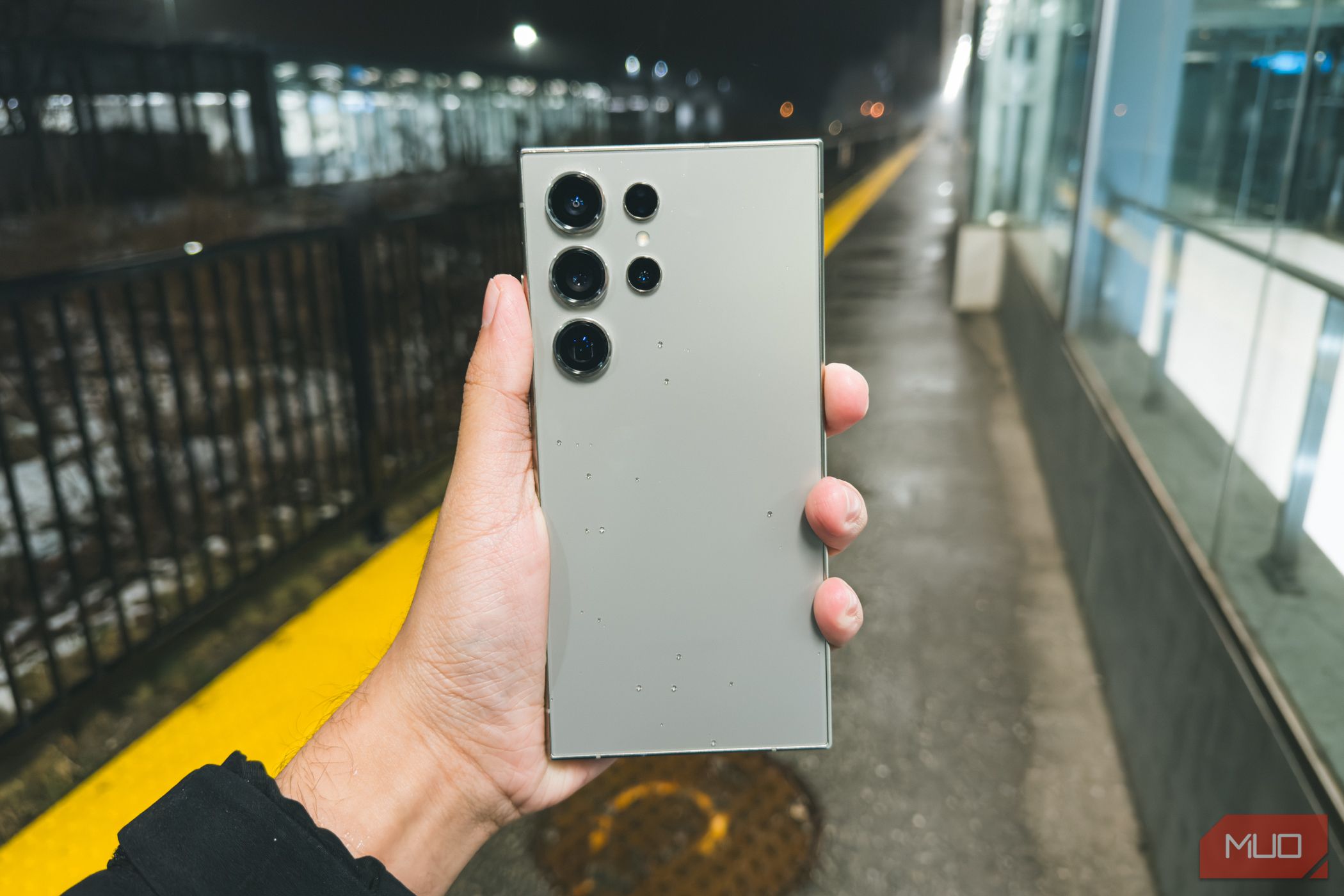 /sv/images/samsung-galaxy-s24-ultra-in-hand-back-1.jpg