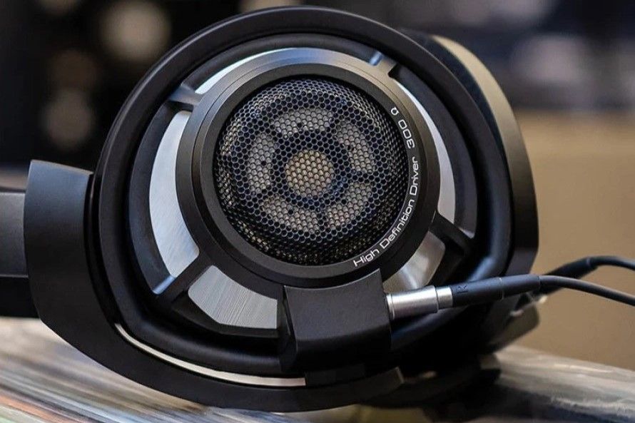 /sv/images/sennheiser-hd-800-s-close-up-on-a-table.jpg