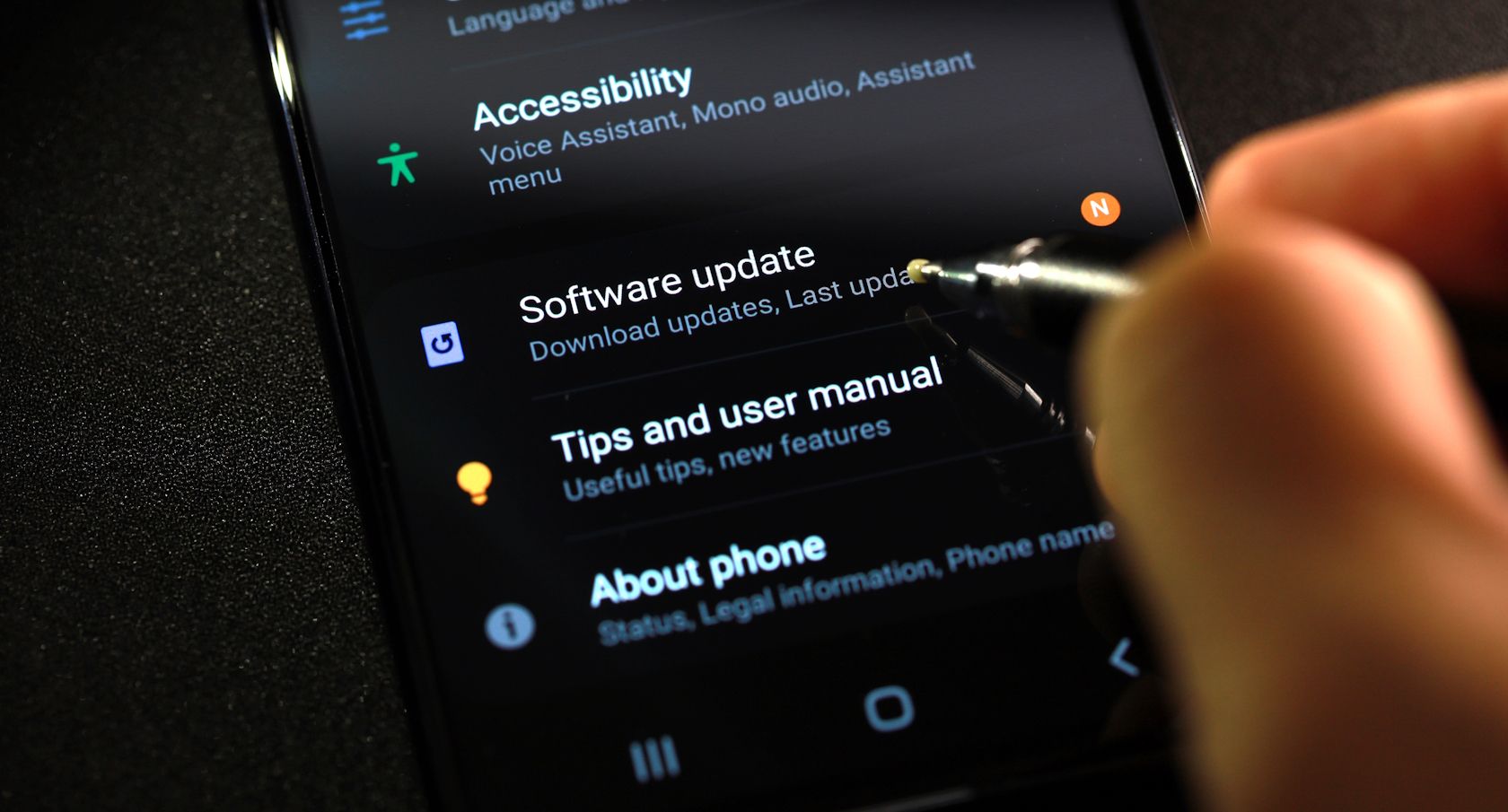 /sv/images/settings-menu-on-a-samsung-phone-showing-software-update.jpg