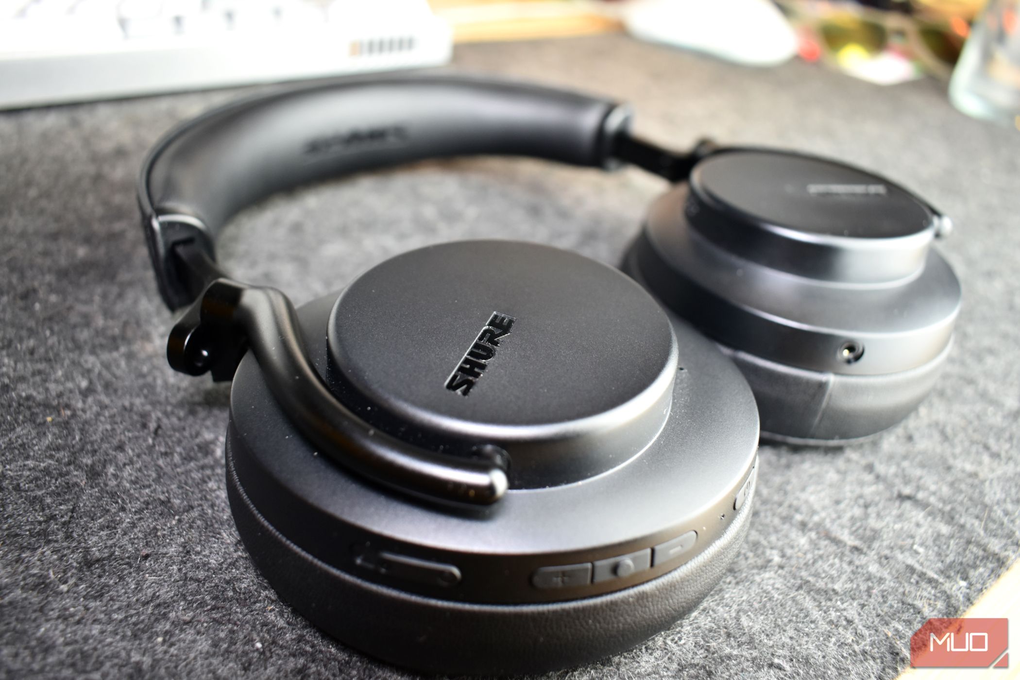 /sv/images/shure-aonic-50-gen-2-both-earcups-face-down.jpg
