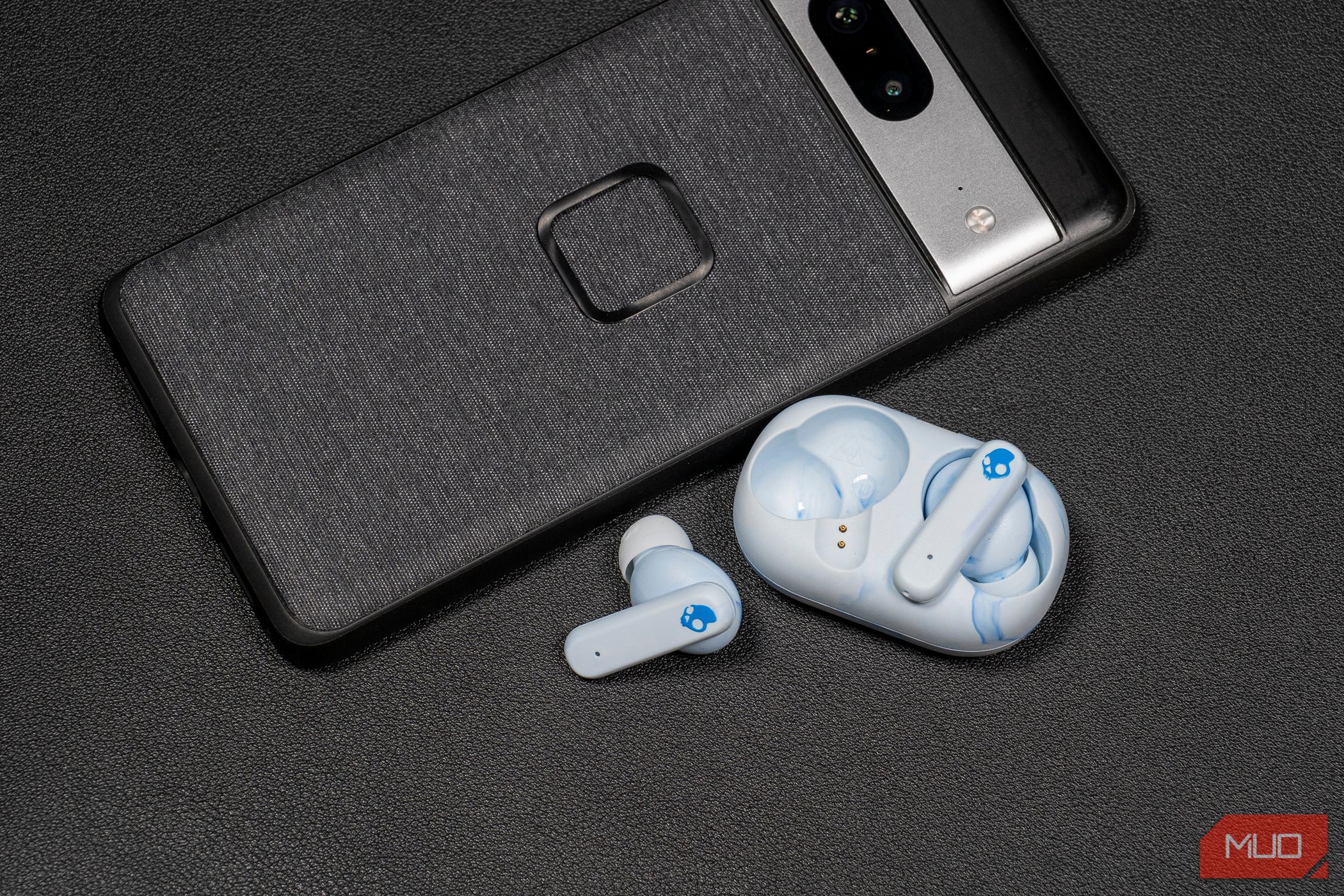 /sv/images/skullcandy-ecobuds-next-to-phone.jpg