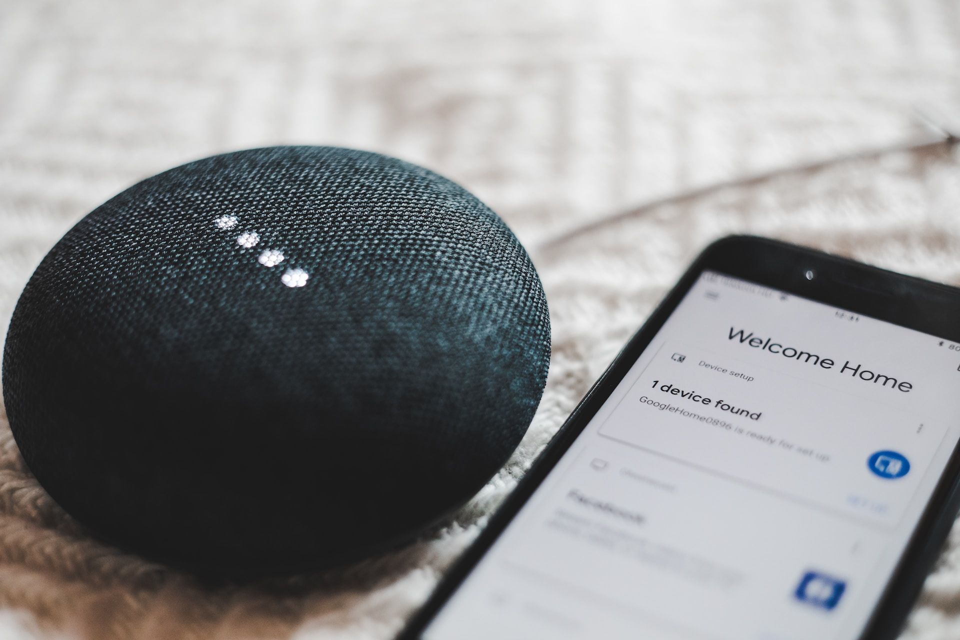 /sv/images/smartphone-and-bluetooth-speaker.jpg